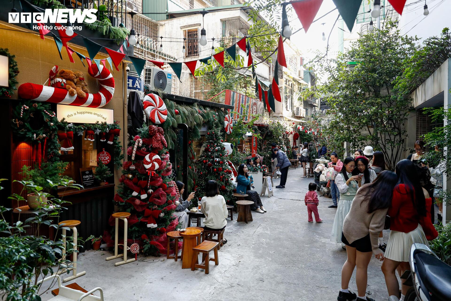 Quán cà phê Hà Nội hóa trời Âu, phun tuyết nhân tạo, hút khách mùa Giáng sinh - 14