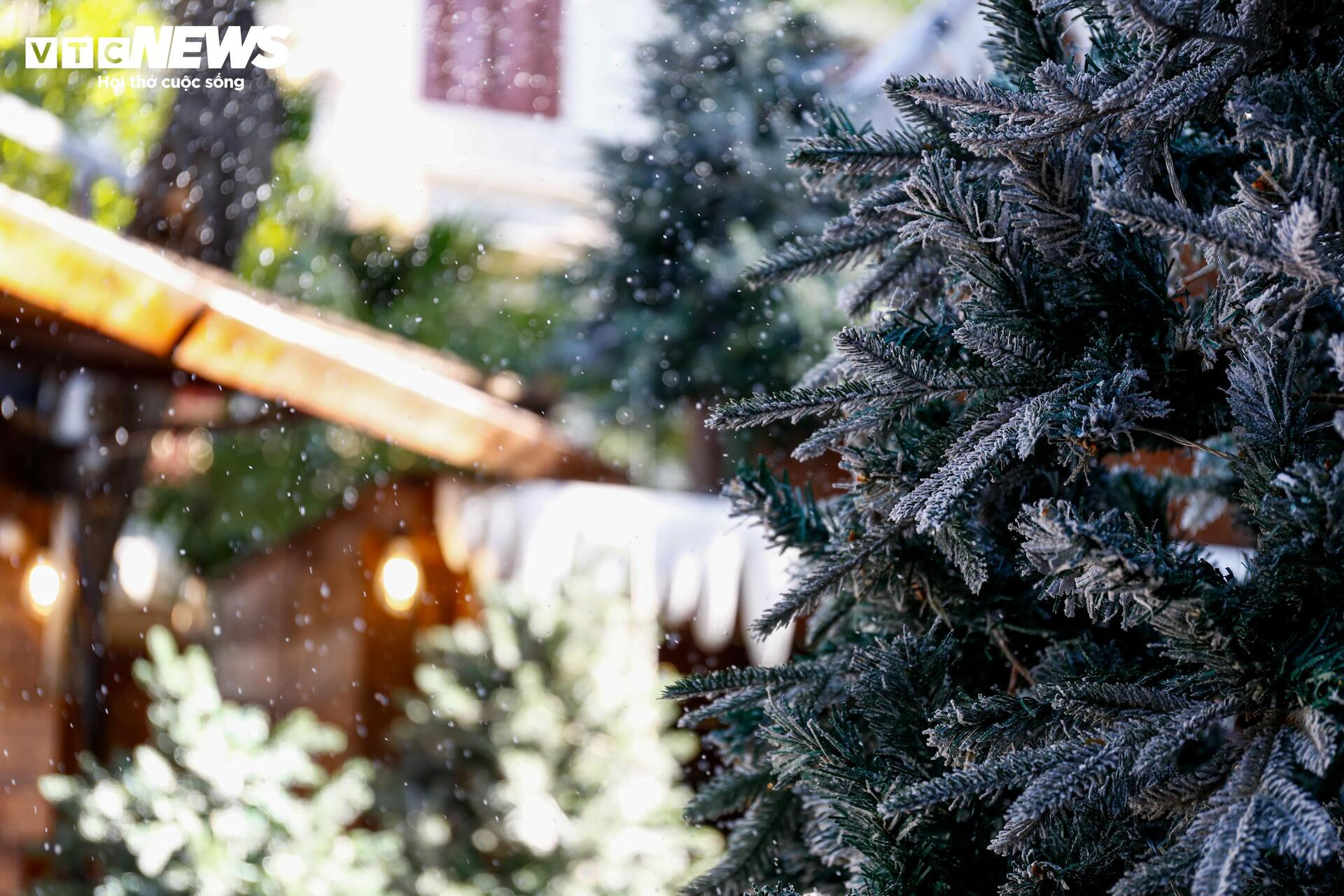 Quán cà phê Hà Nội hóa trời Âu, phun tuyết nhân tạo, hút khách mùa Giáng sinh - 10