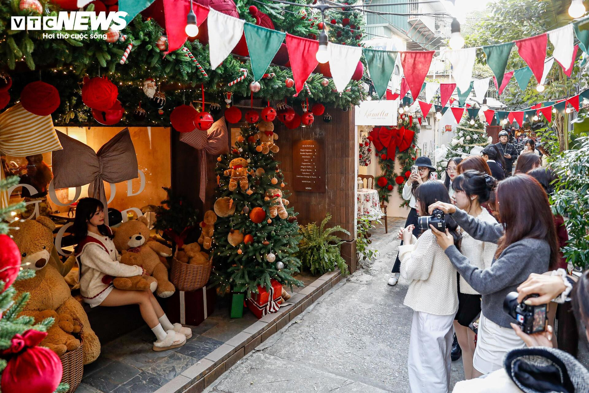 Quán cà phê Hà Nội hóa trời Âu, phun tuyết nhân tạo, hút khách mùa Giáng sinh - 15