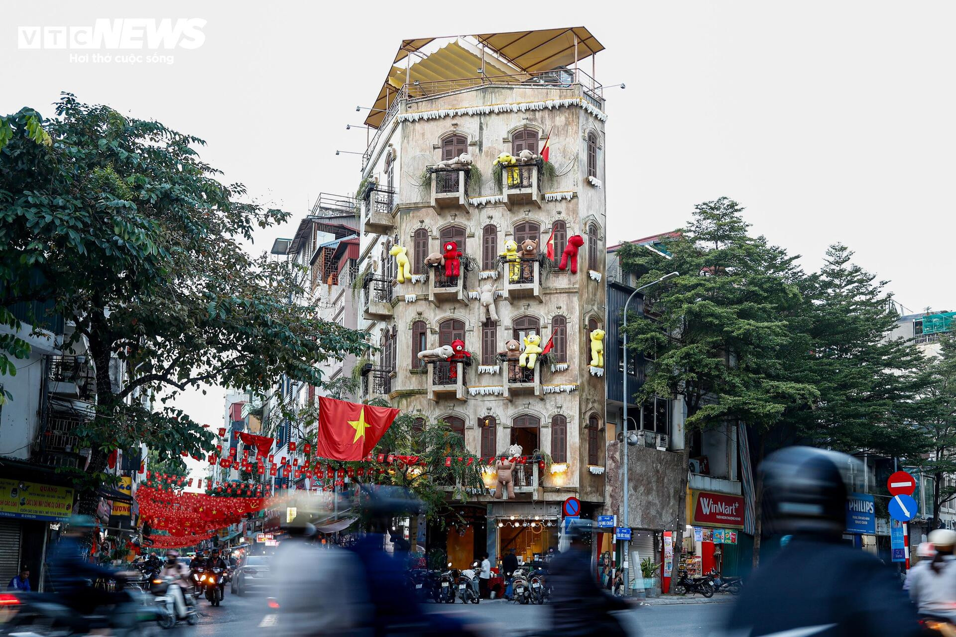 Quán cà phê Hà Nội hóa trời Âu, phun tuyết nhân tạo, hút khách mùa Giáng sinh - 18