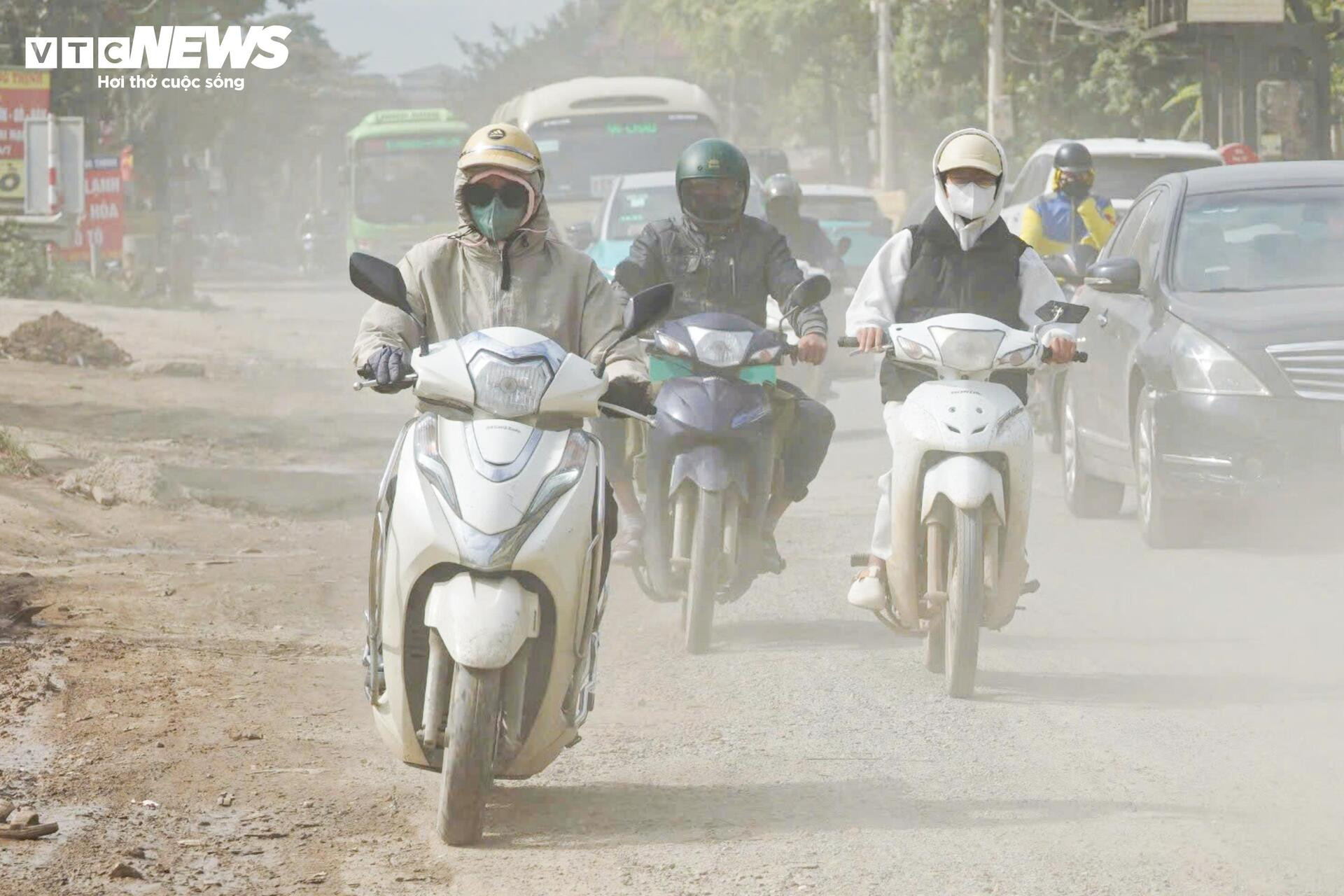 Khốn khổ cảnh mưa lầy lội, nắng bụi mù quanh công trường Vành đai 4 qua Hà Nội - 11