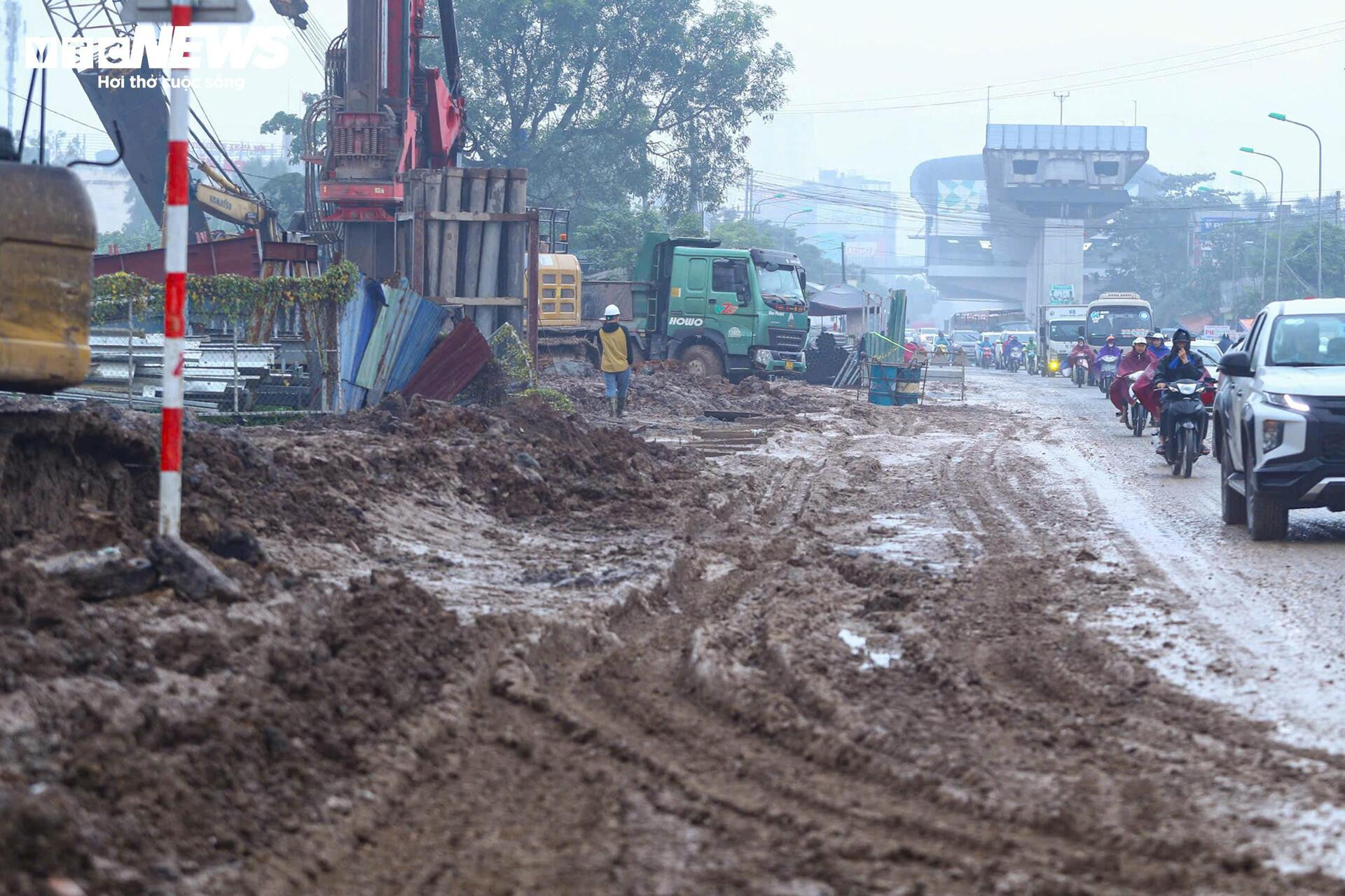 Khốn khổ cảnh mưa lầy lội, nắng bụi mù quanh công trường Vành đai 4 qua Hà Nội - 12