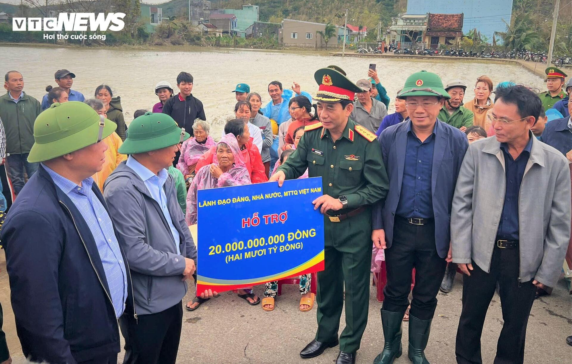 Đại tướng Phan Văn Giang: Tin tưởng Gia Lai sẽ cùng nhau đứng dậy sau mưa lũ - 7