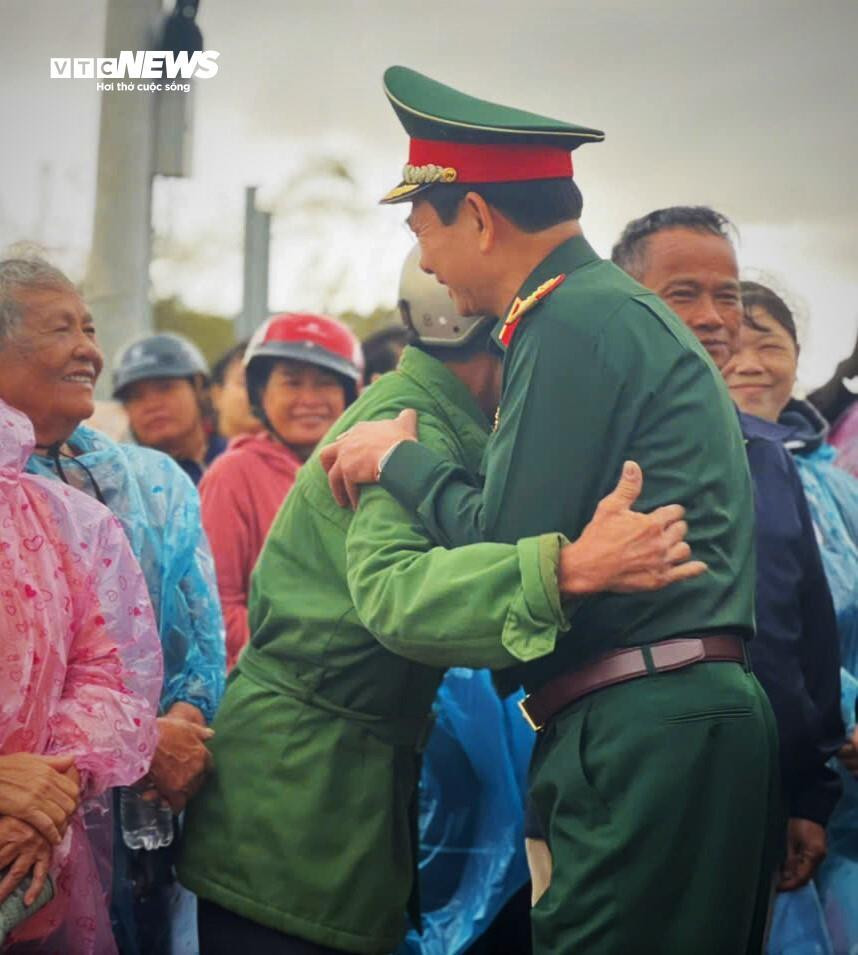 Đại tướng Phan Văn Giang: Tin tưởng Gia Lai sẽ cùng nhau đứng dậy sau mưa lũ - 5