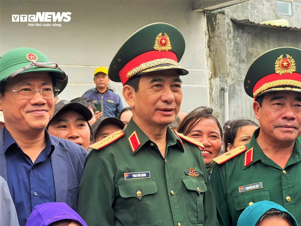 Đại tướng Phan Văn Giang: Tin tưởng Gia Lai sẽ cùng nhau đứng dậy sau mưa lũ - 1