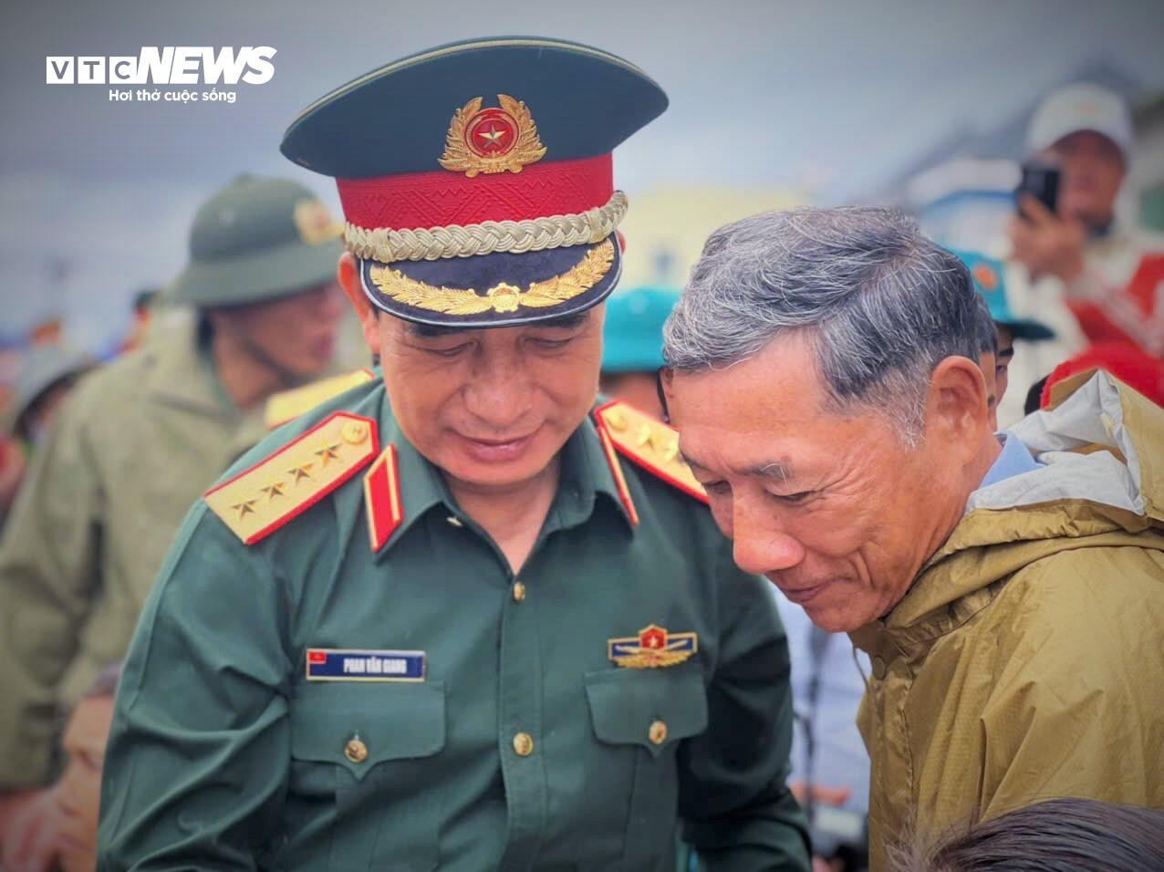 Đại tướng Phan Văn Giang: Tin tưởng Gia Lai sẽ cùng nhau đứng dậy sau mưa lũ - 4