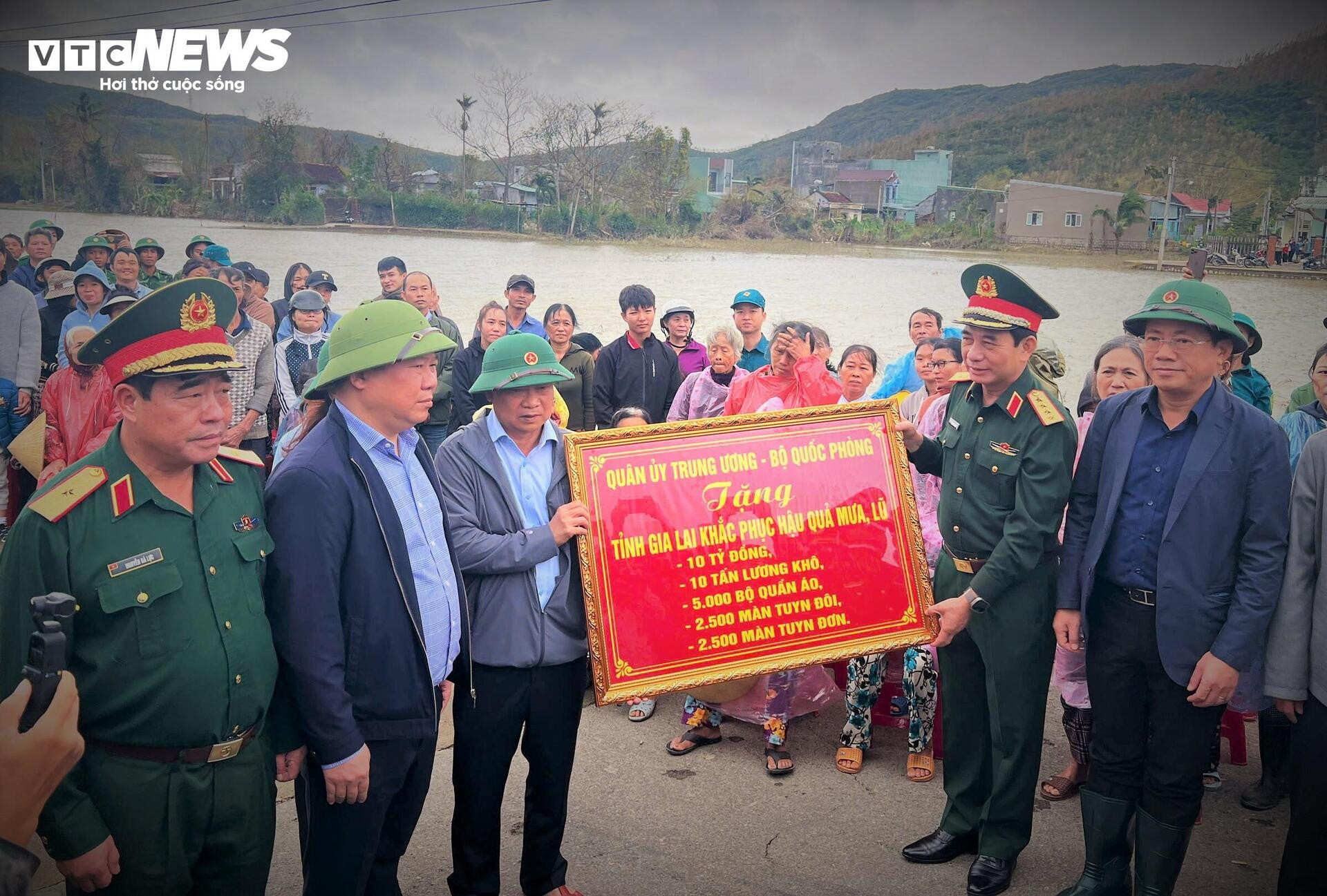 Đại tướng Phan Văn Giang: Tin tưởng Gia Lai sẽ cùng nhau đứng dậy sau mưa lũ - 8