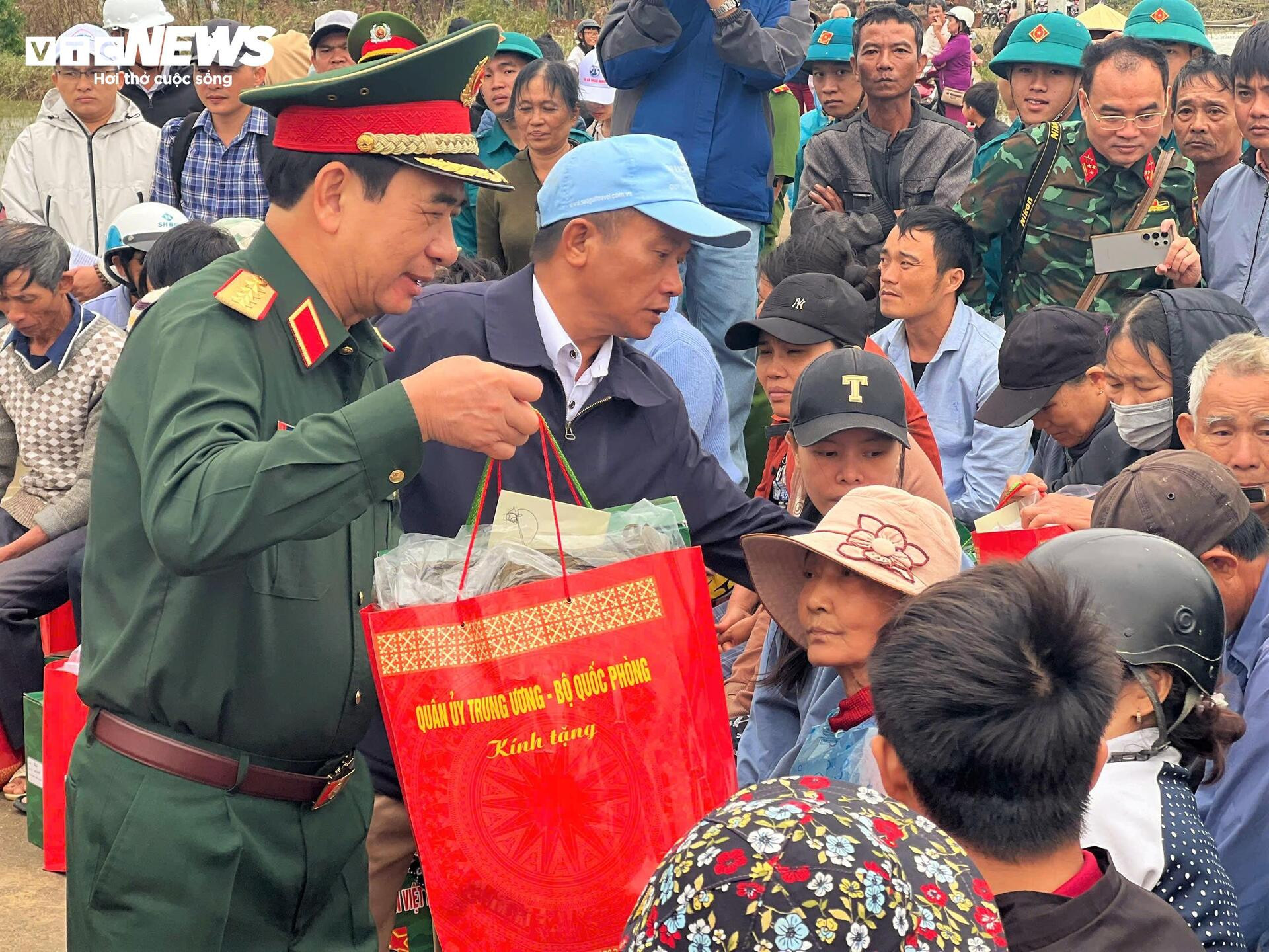 Đại tướng Phan Văn Giang: Tin tưởng Gia Lai sẽ cùng nhau đứng dậy sau mưa lũ - 3