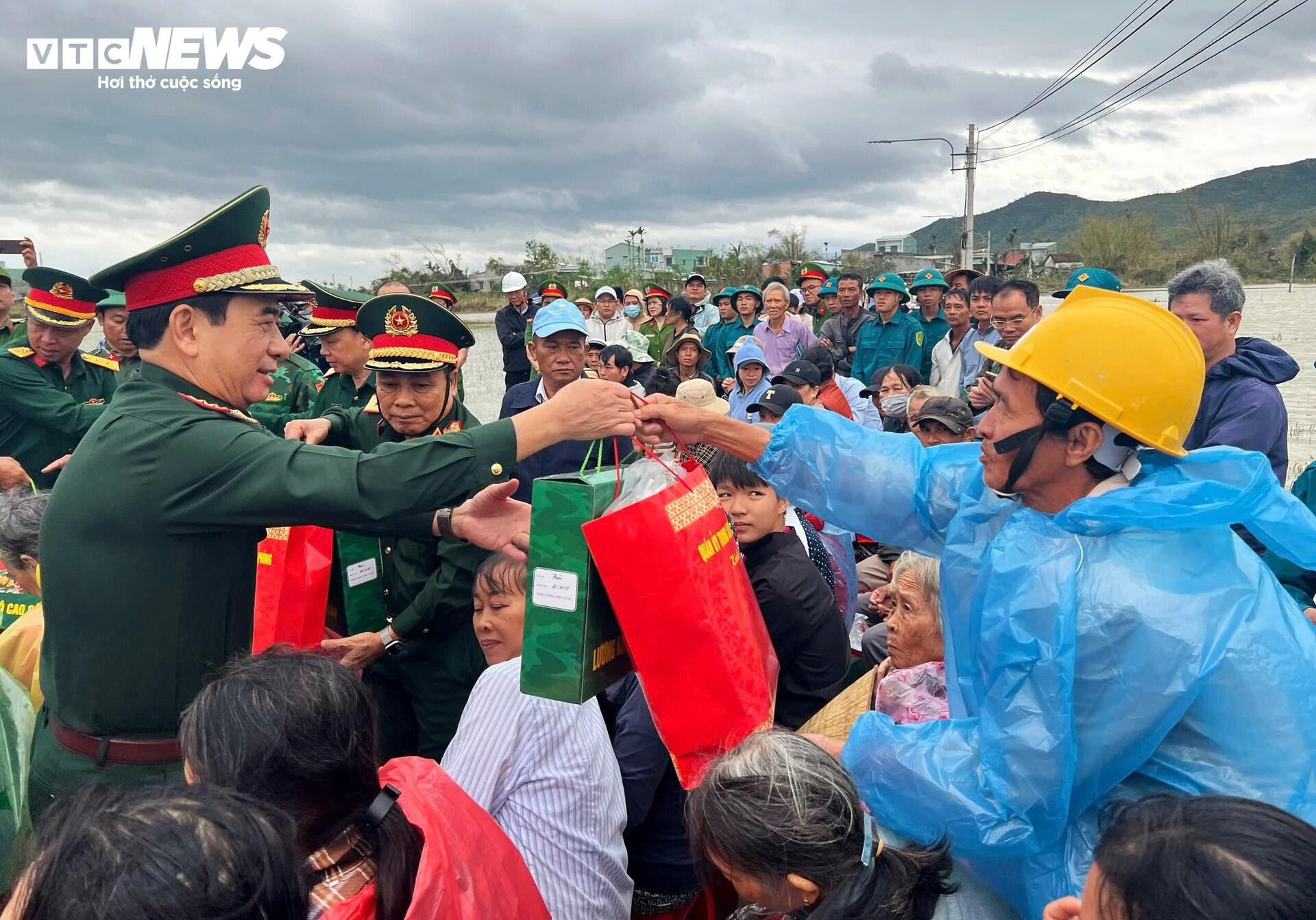 Đại tướng Phan Văn Giang: Tin tưởng Gia Lai sẽ cùng nhau đứng dậy sau mưa lũ - 6