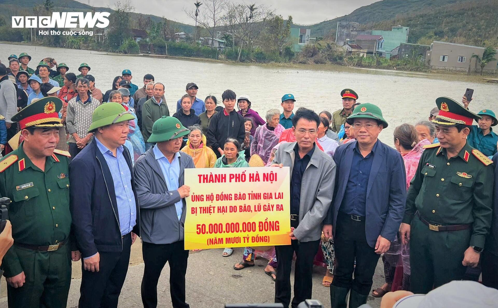 Đại tướng Phan Văn Giang: Tin tưởng Gia Lai sẽ cùng nhau đứng dậy sau mưa lũ - 9