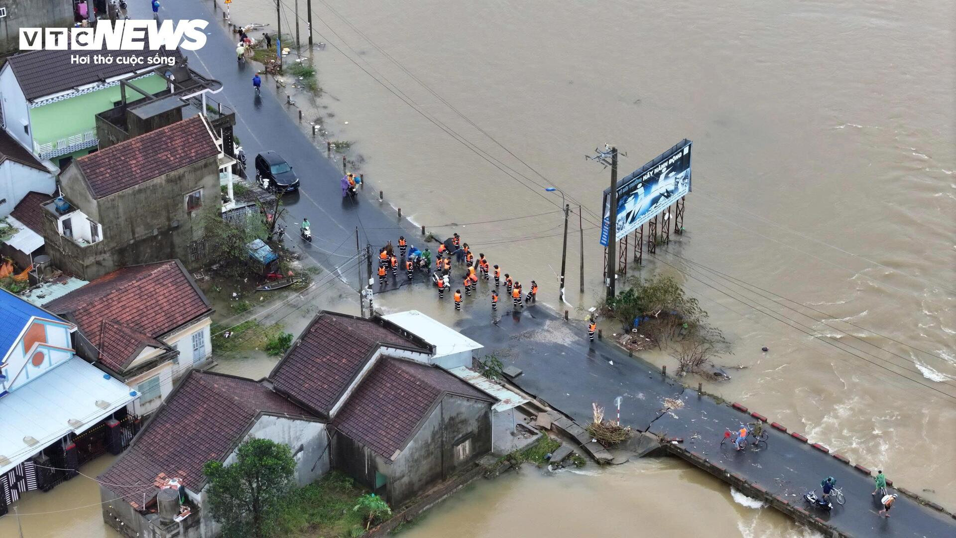 Biển nước mênh mông ở vùng rốn lũ Đắk Lắk nhìn từ trên cao - 2