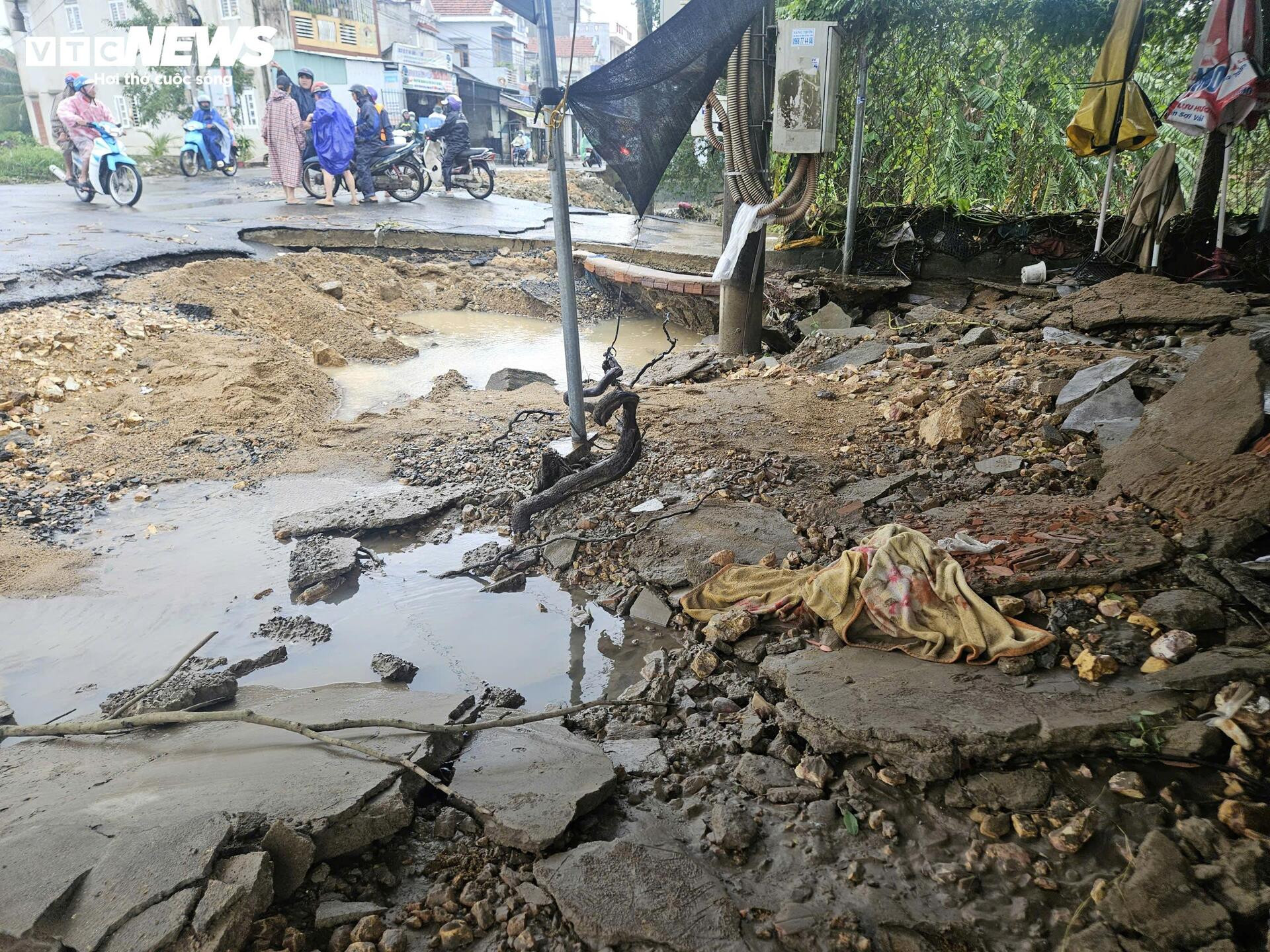 Biển nước mênh mông ở vùng rốn lũ Đắk Lắk nhìn từ trên cao - 6