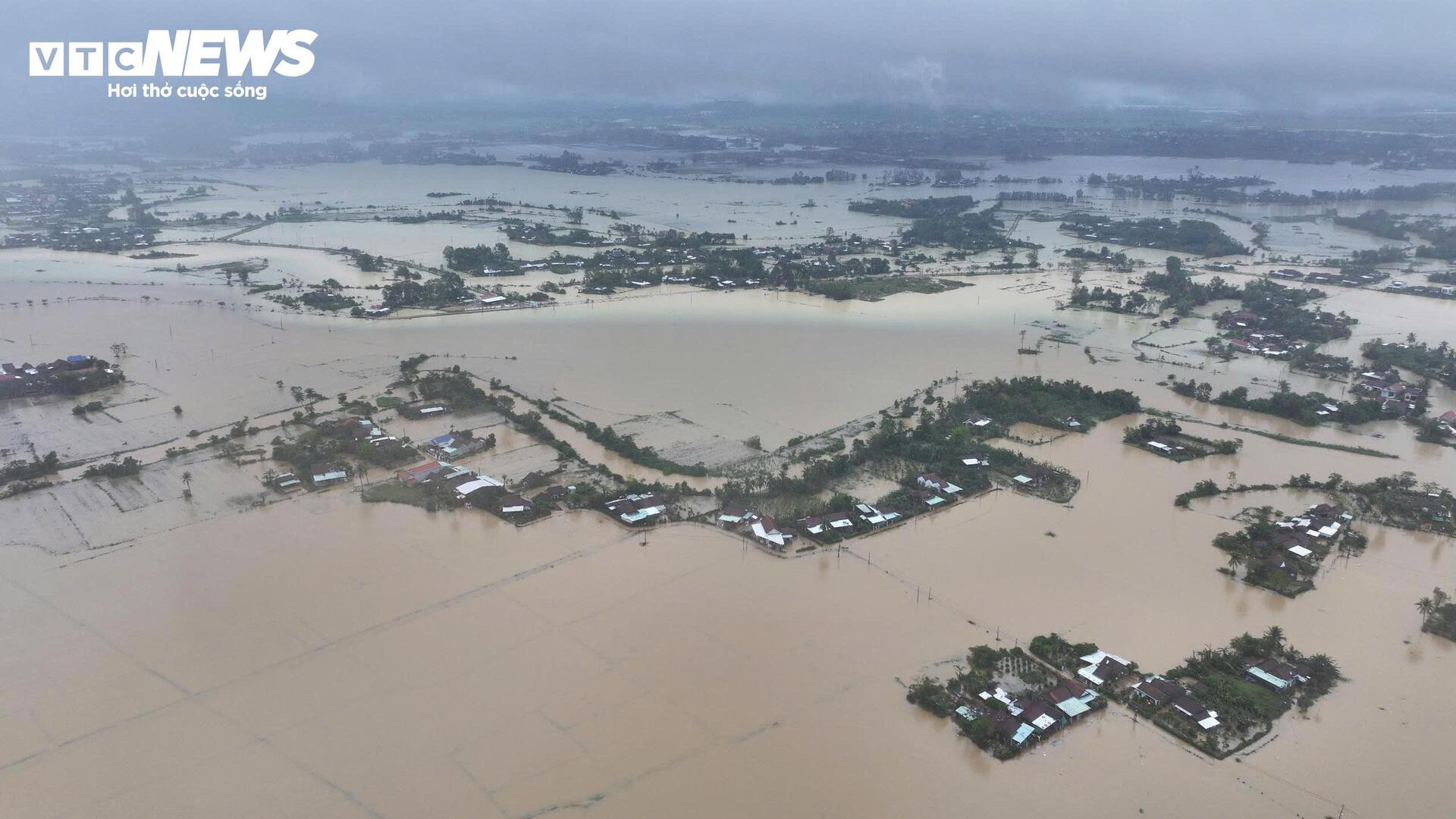 Biển nước mênh mông ở vùng rốn lũ Đắk Lắk nhìn từ trên cao - 7