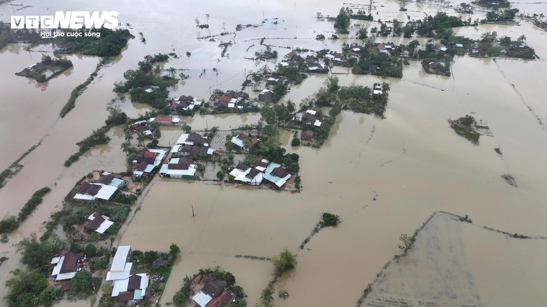 Biển nước mênh mông ở vùng rốn lũ Đắk Lắk nhìn từ trên cao - 5