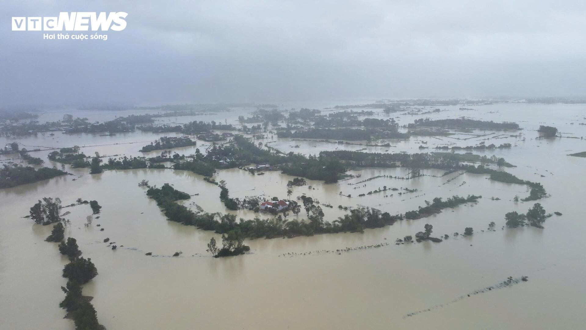 Biển nước mênh mông ở vùng rốn lũ Đắk Lắk nhìn từ trên cao - 4