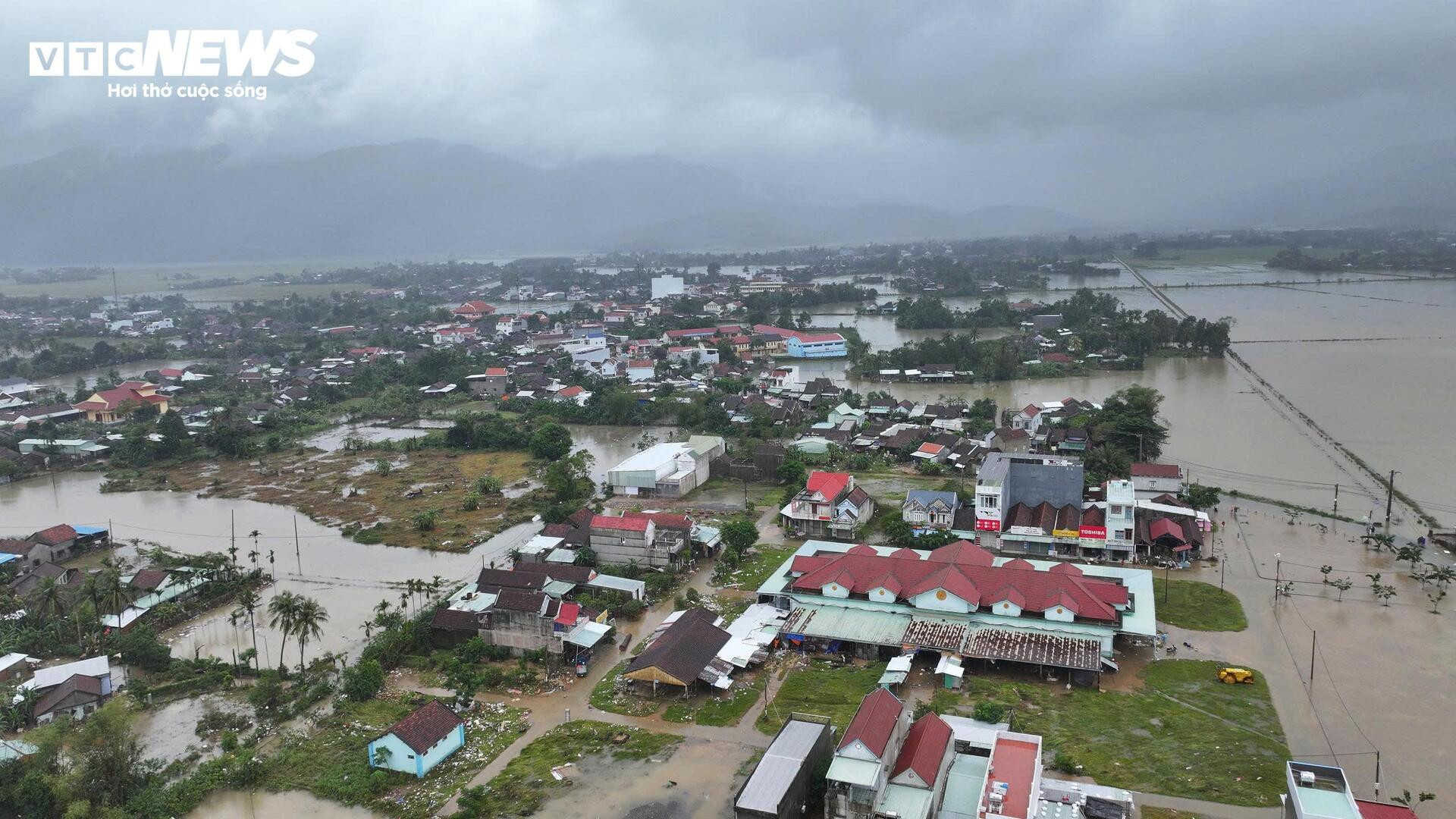 Biển nước mênh mông ở vùng rốn lũ Đắk Lắk nhìn từ trên cao - 3