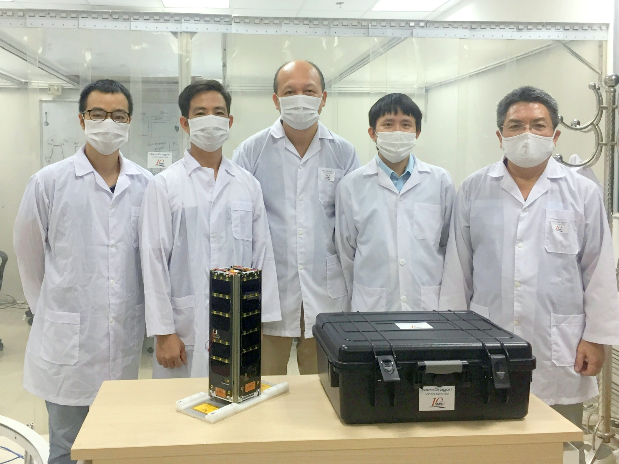 Dr. Le Xuan Huy, zástupce generálního ředitele Vietnamského vesmírného střediska (druhý zleva). (Foto: NVCC)