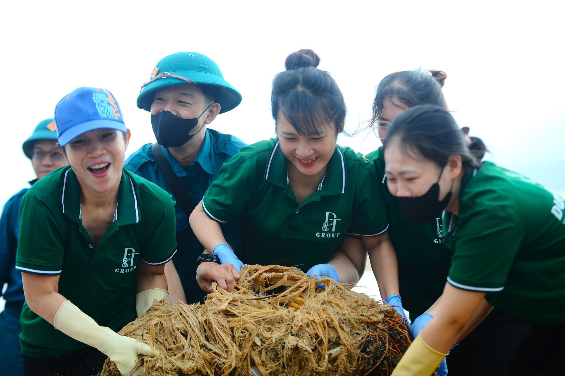 Du khách nước ngoài cùng người dân dọn rác trên biển Nha Trang sau lũ lịch sử - 12