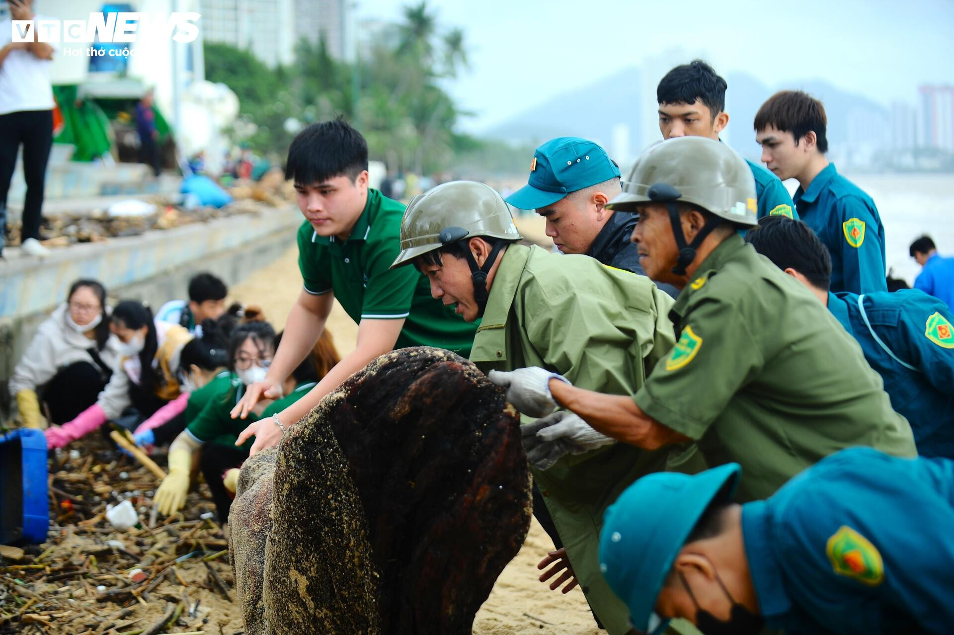 Du khách nước ngoài cùng người dân dọn rác trên biển Nha Trang sau lũ lịch sử - 16