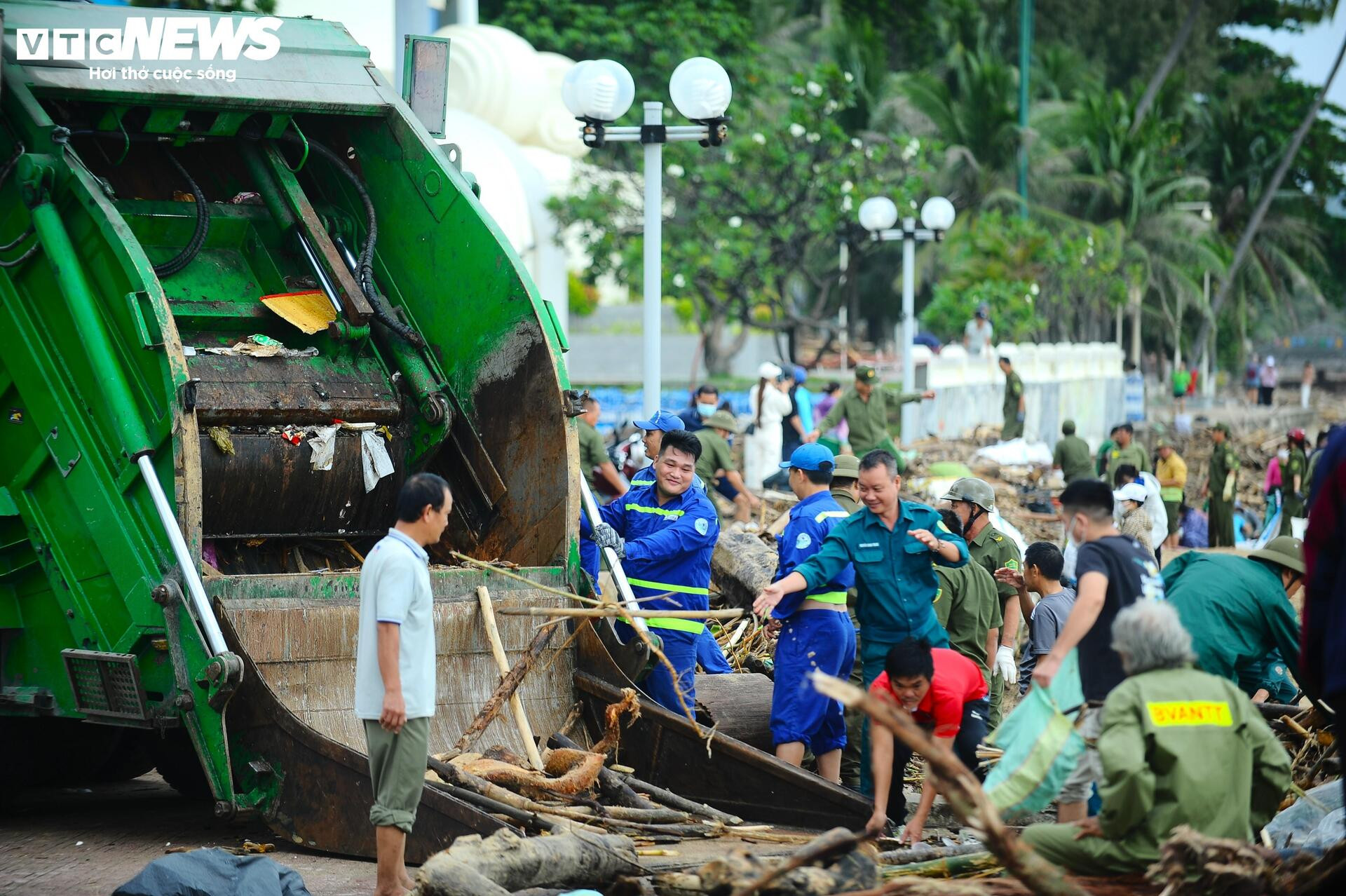 Du khách nước ngoài cùng người dân dọn rác trên biển Nha Trang sau lũ lịch sử - 9