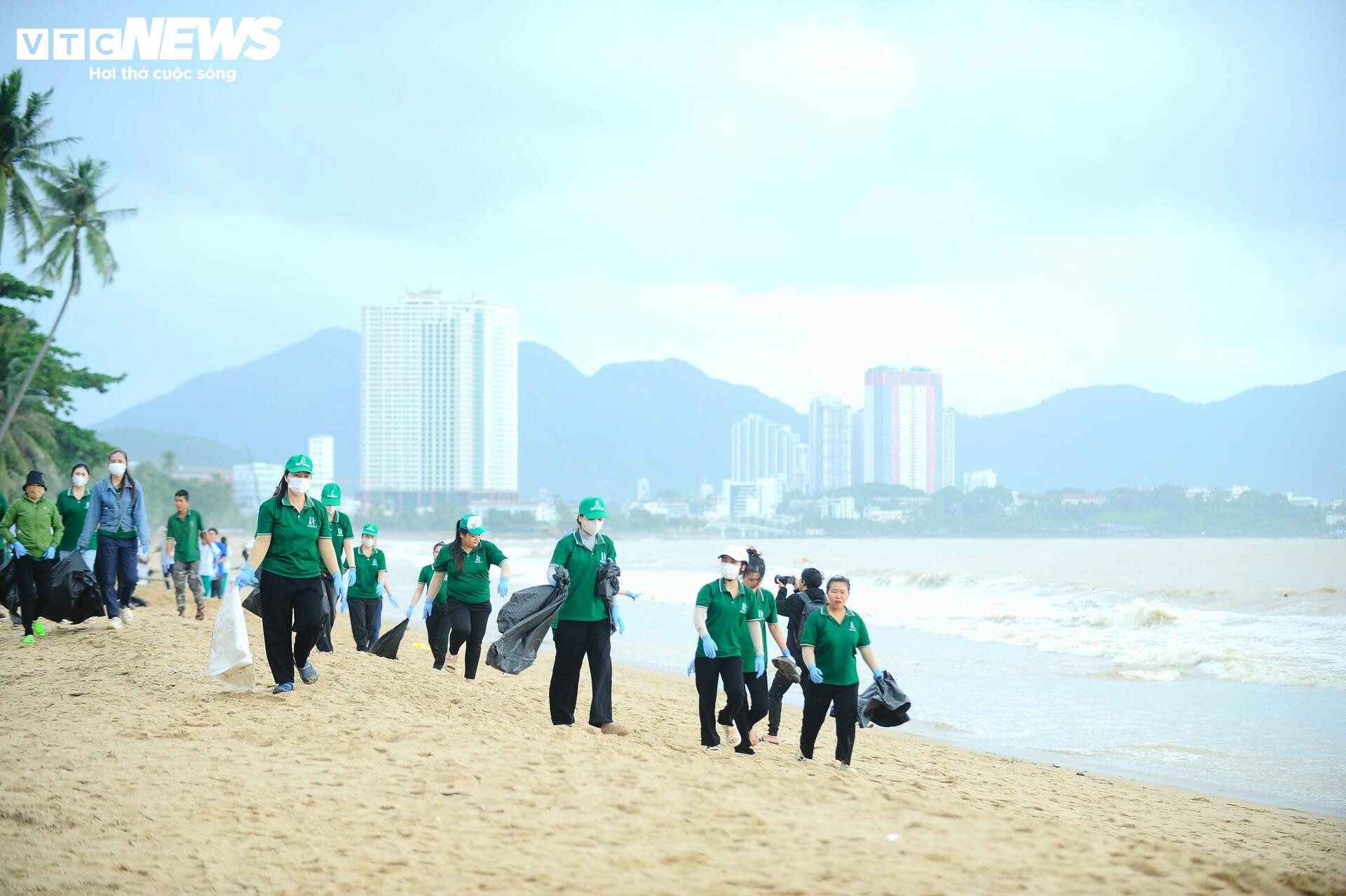 Du khách nước ngoài cùng người dân dọn rác trên biển Nha Trang sau lũ lịch sử - 18