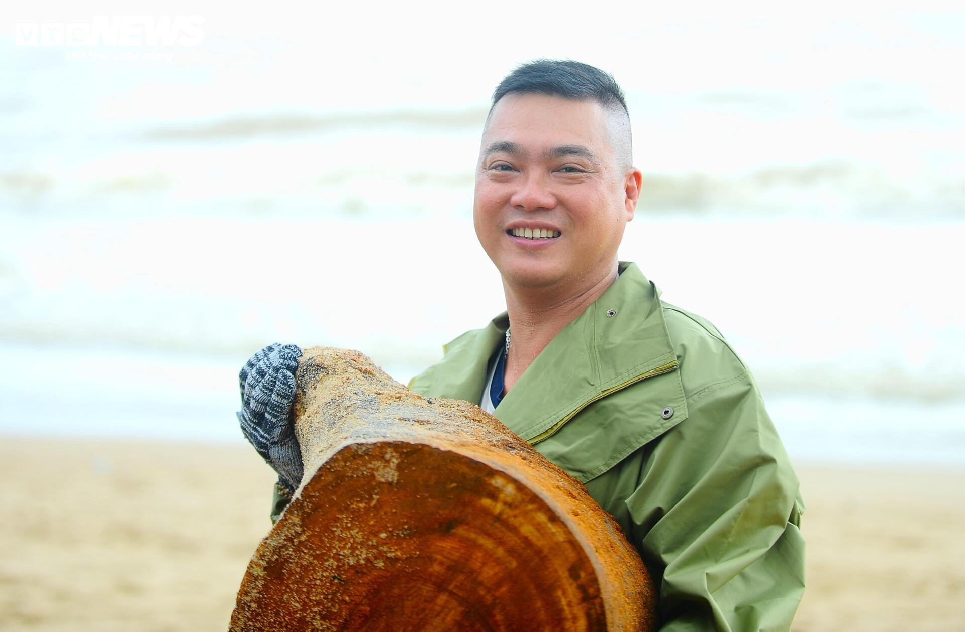 Du khách nước ngoài cùng người dân dọn rác trên biển Nha Trang sau lũ lịch sử - 17