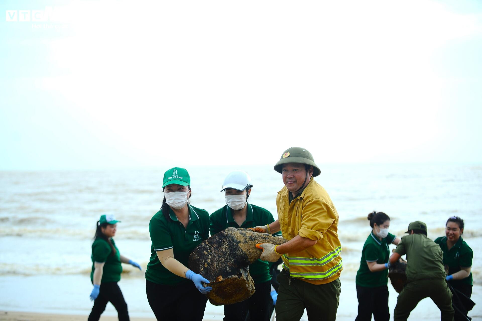 Du khách nước ngoài cùng người dân dọn rác trên biển Nha Trang sau lũ lịch sử - 11