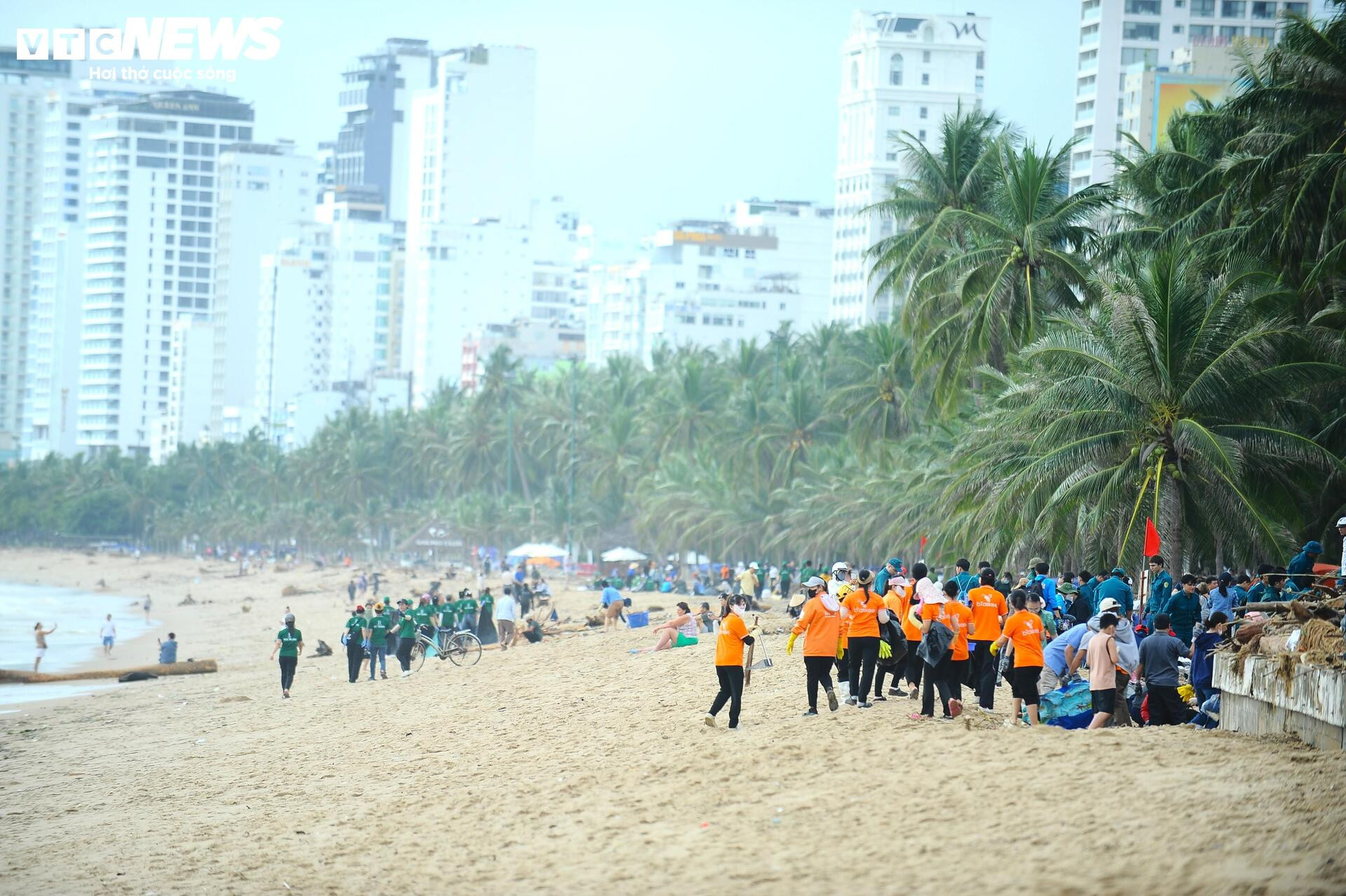 Du khách nước ngoài cùng người dân dọn rác trên biển Nha Trang sau lũ lịch sử - 19