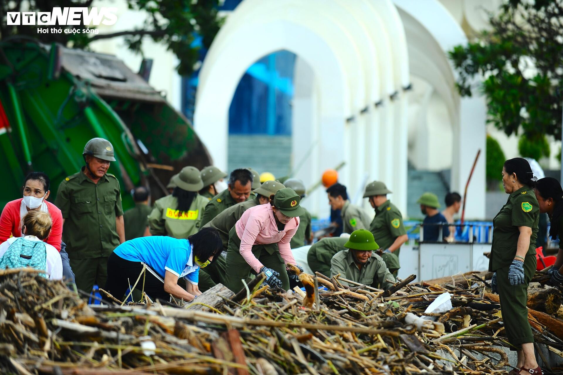 Du khách nước ngoài cùng người dân dọn rác trên biển Nha Trang sau lũ lịch sử - 14