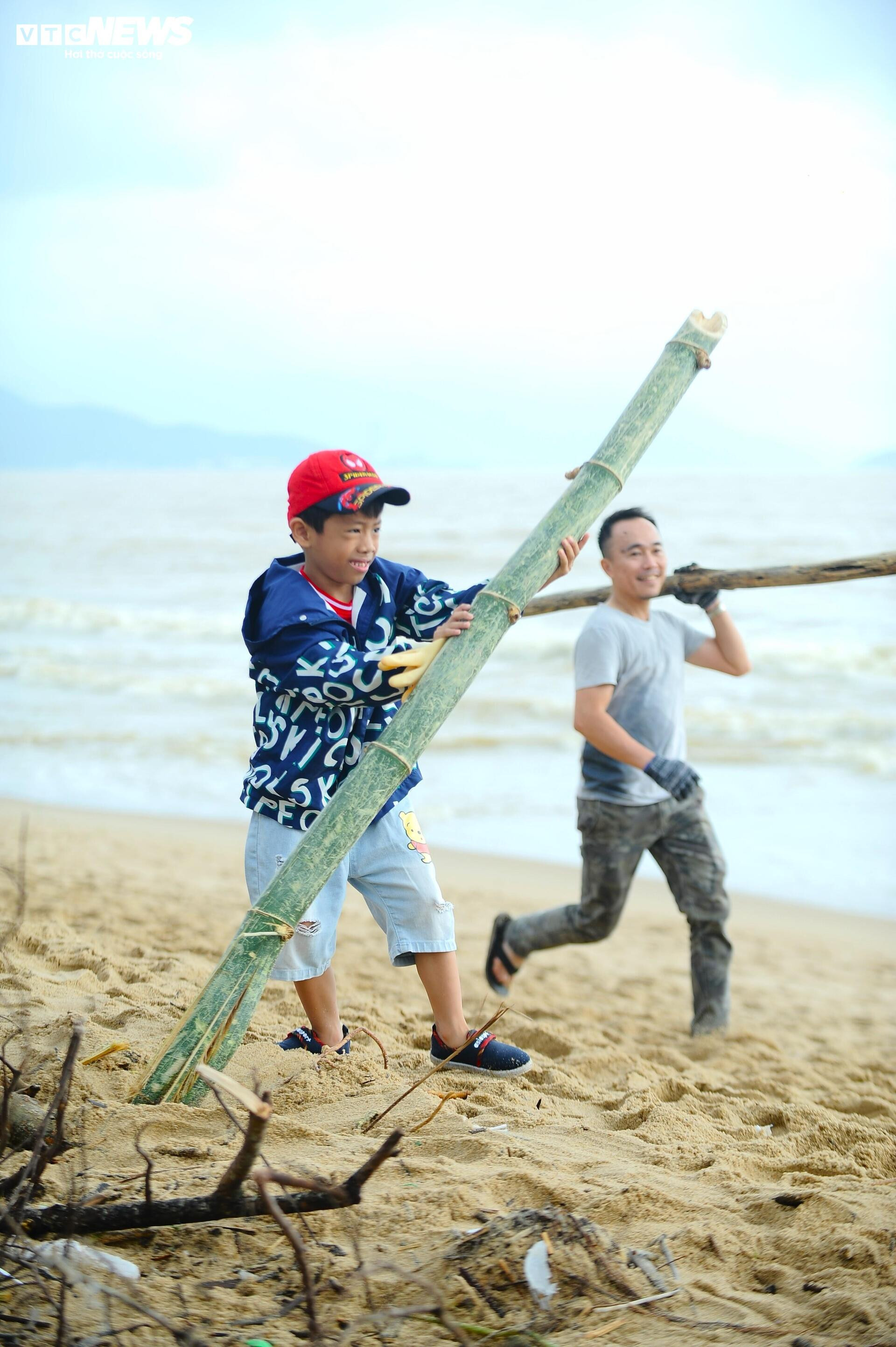 Du khách nước ngoài cùng người dân dọn rác trên biển Nha Trang sau lũ lịch sử - 8