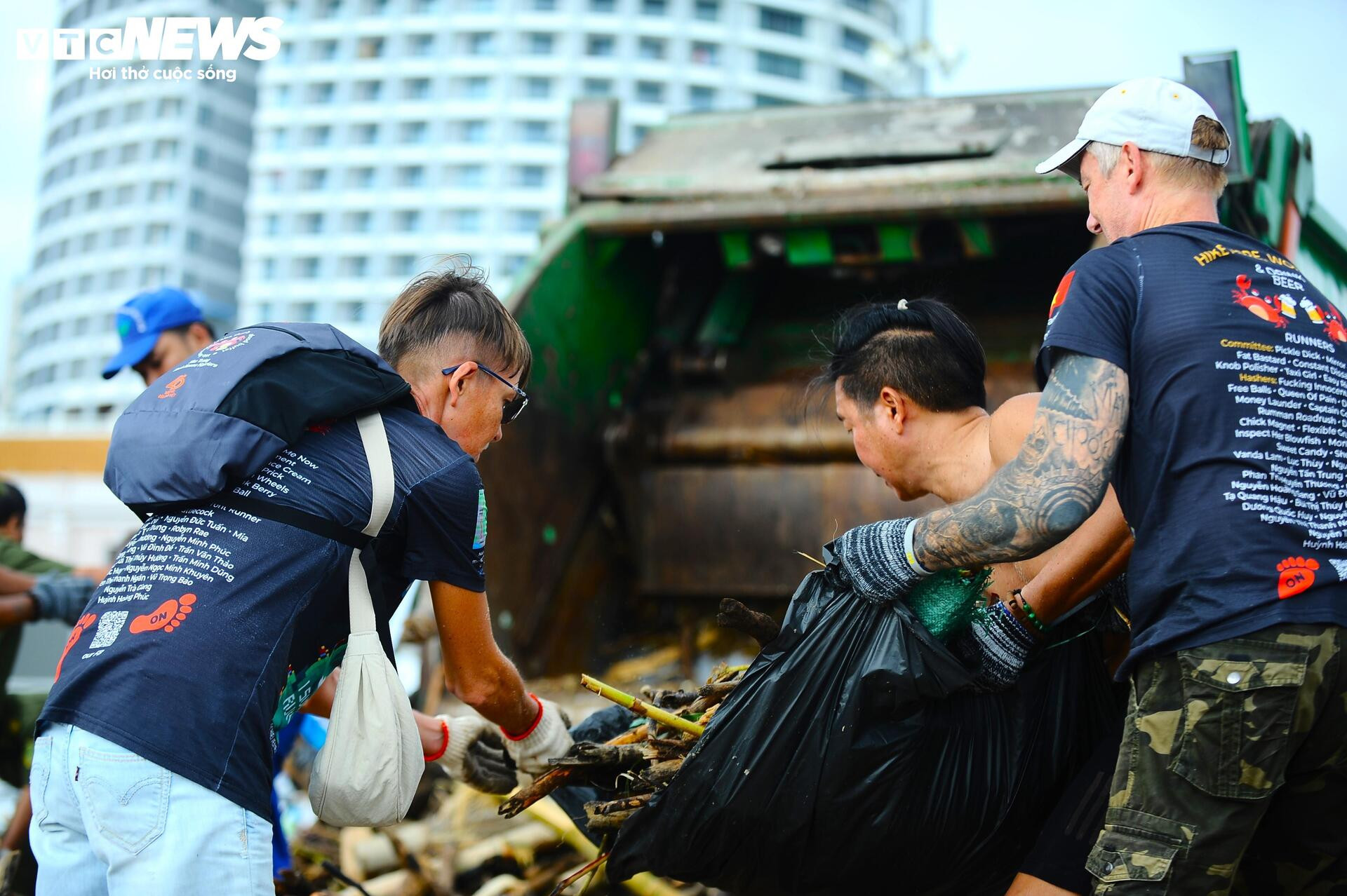 Du khách nước ngoài cùng người dân dọn rác trên biển Nha Trang sau lũ lịch sử - 21