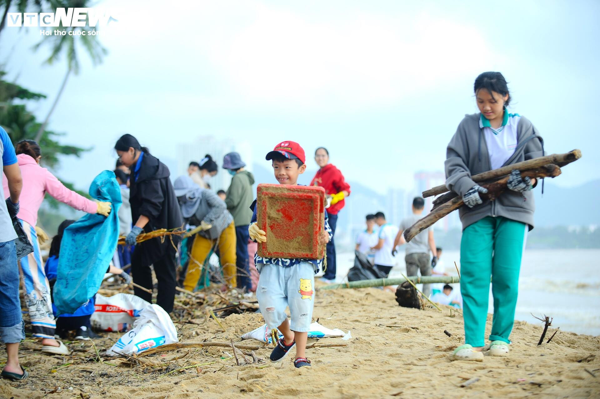 Du khách nước ngoài cùng người dân dọn rác trên biển Nha Trang sau lũ lịch sử - 20