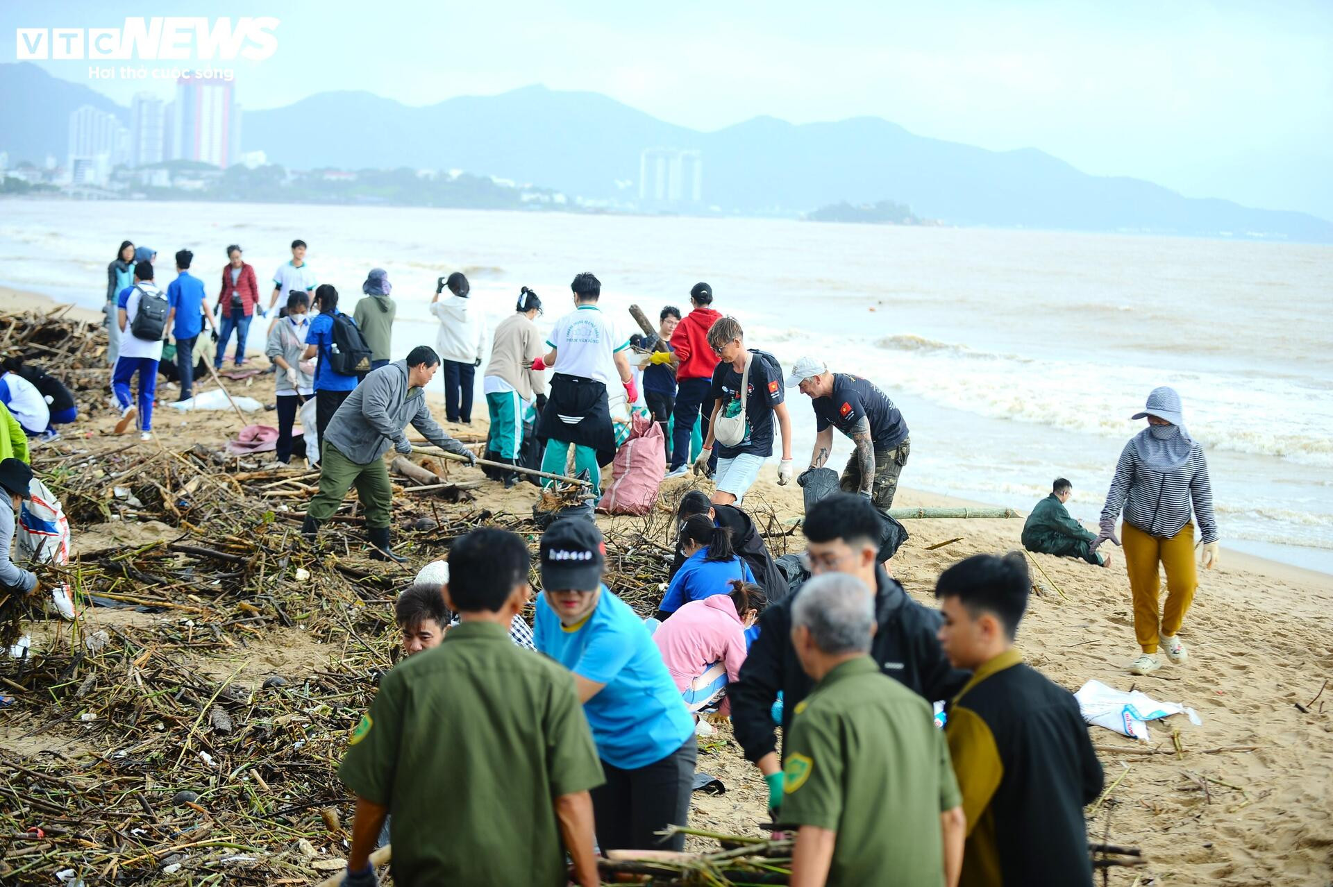 Du khách nước ngoài cùng người dân dọn rác trên biển Nha Trang sau lũ lịch sử - 7
