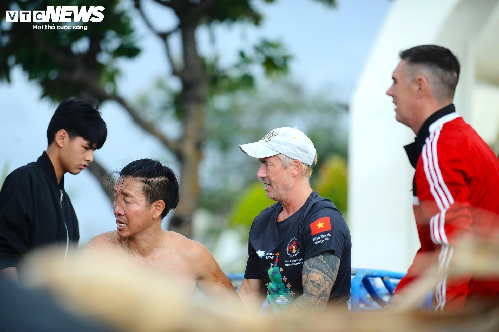 Du khách nước ngoài cùng người dân dọn rác trên biển Nha Trang sau lũ lịch sử - 10