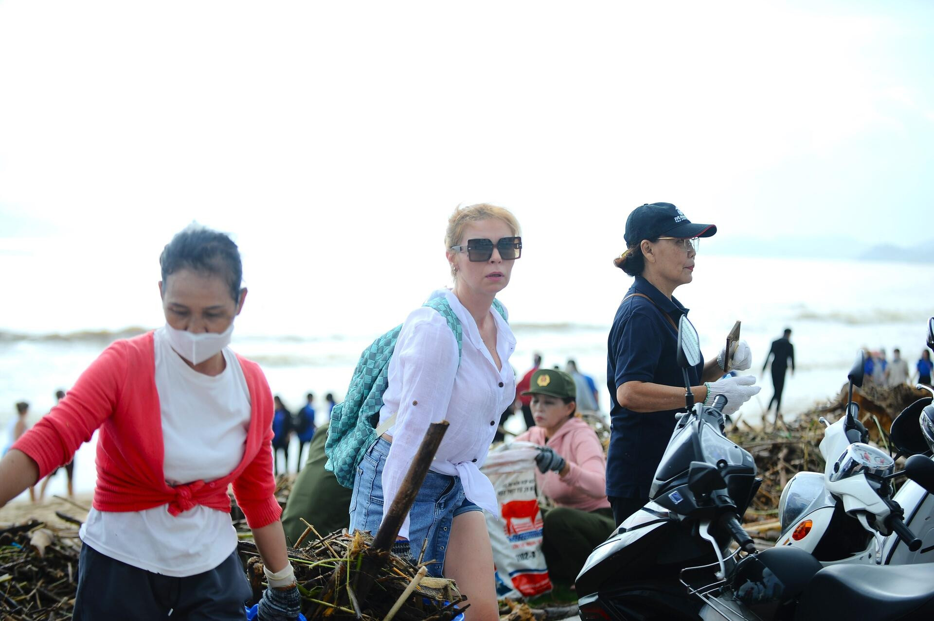 Du khách nước ngoài cùng người dân dọn rác trên biển Nha Trang sau lũ lịch sử - 1