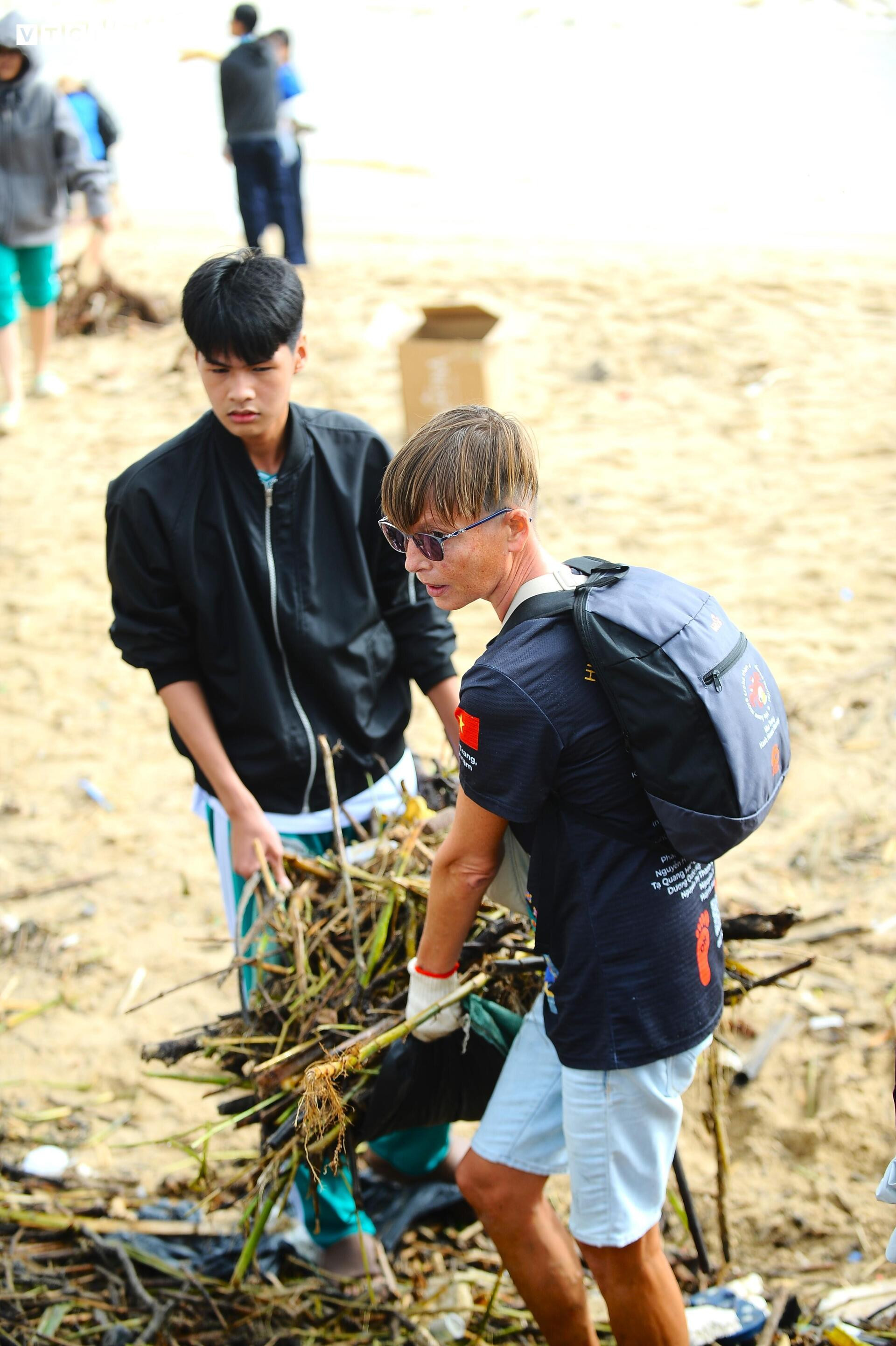 Du khách nước ngoài cùng người dân dọn rác trên biển Nha Trang sau lũ lịch sử - 15