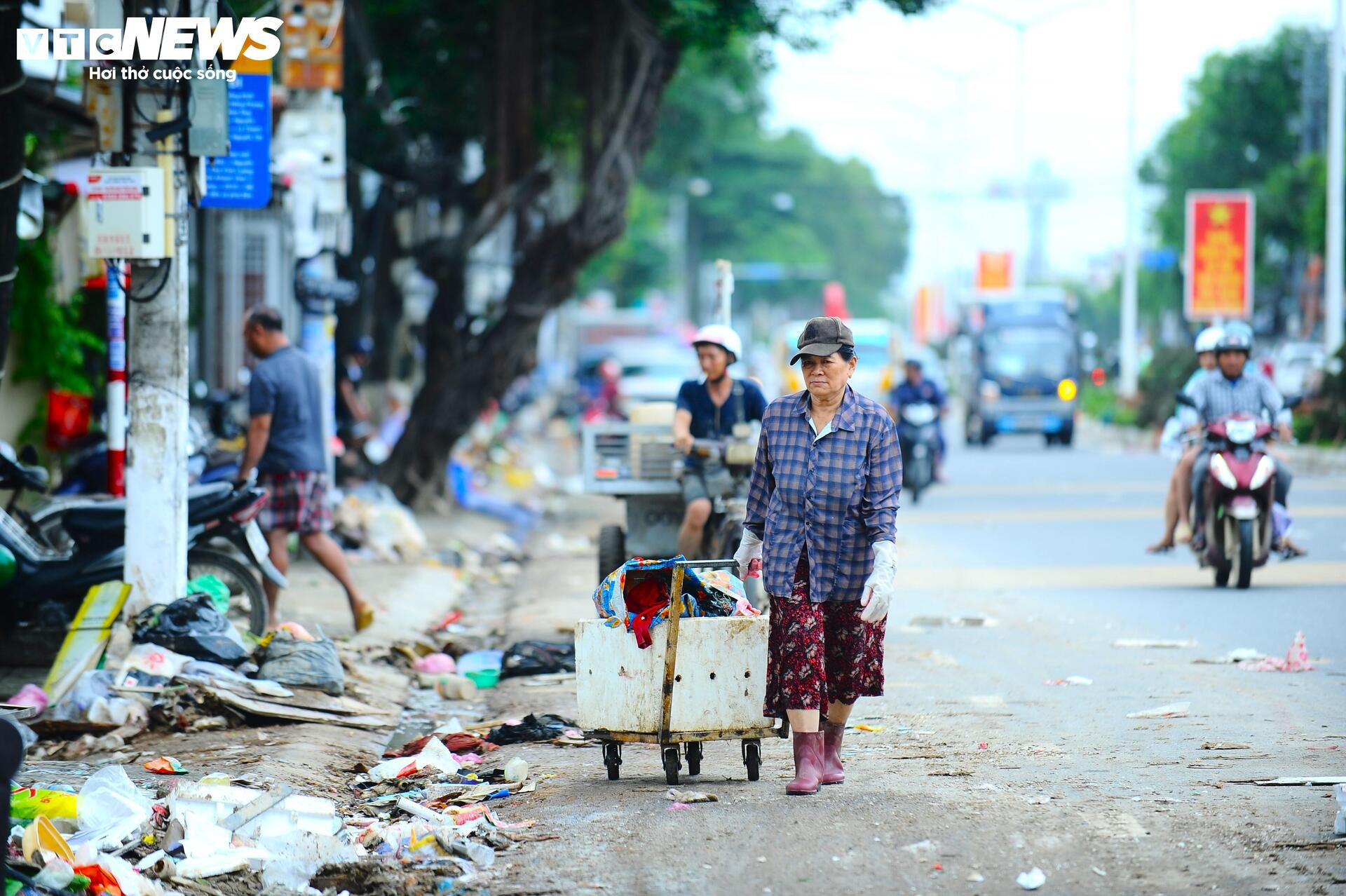 Người dân Nha Trang gượng dậy sau lũ lụt kinh hoàng - 3