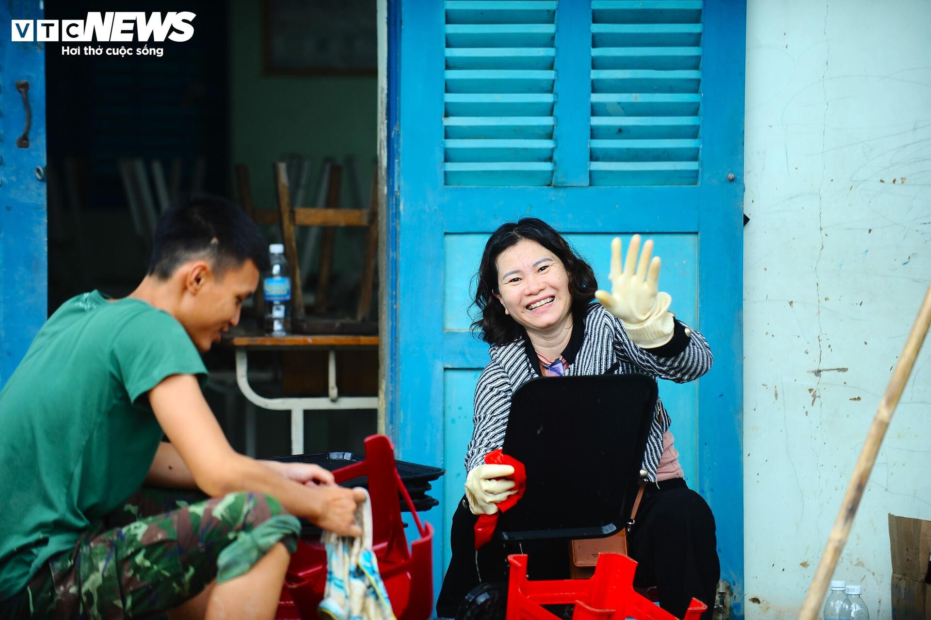 Người dân Nha Trang gượng dậy sau lũ lụt kinh hoàng - 21