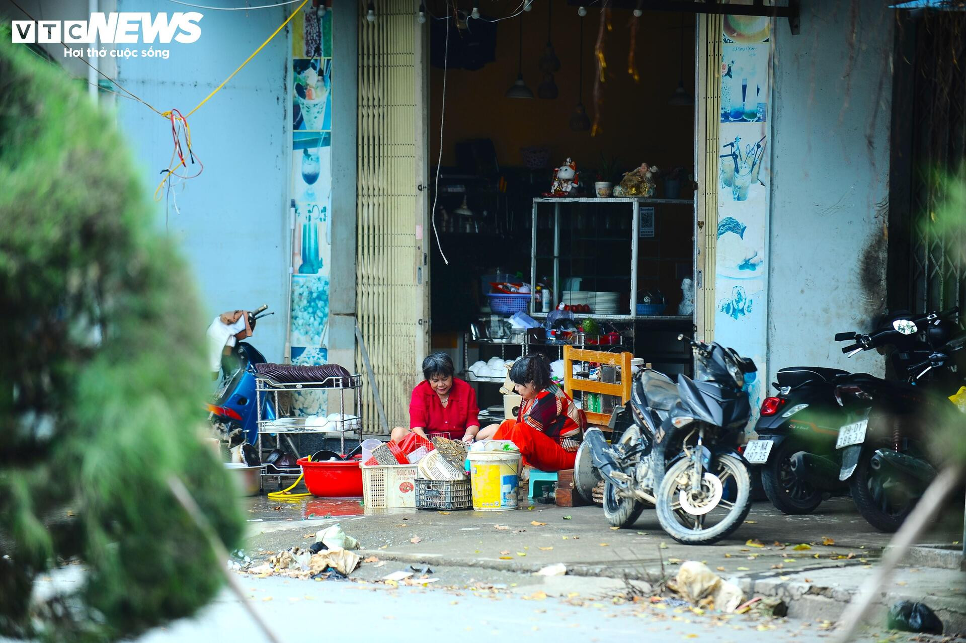 Người dân Nha Trang gượng dậy sau lũ lụt kinh hoàng - 24