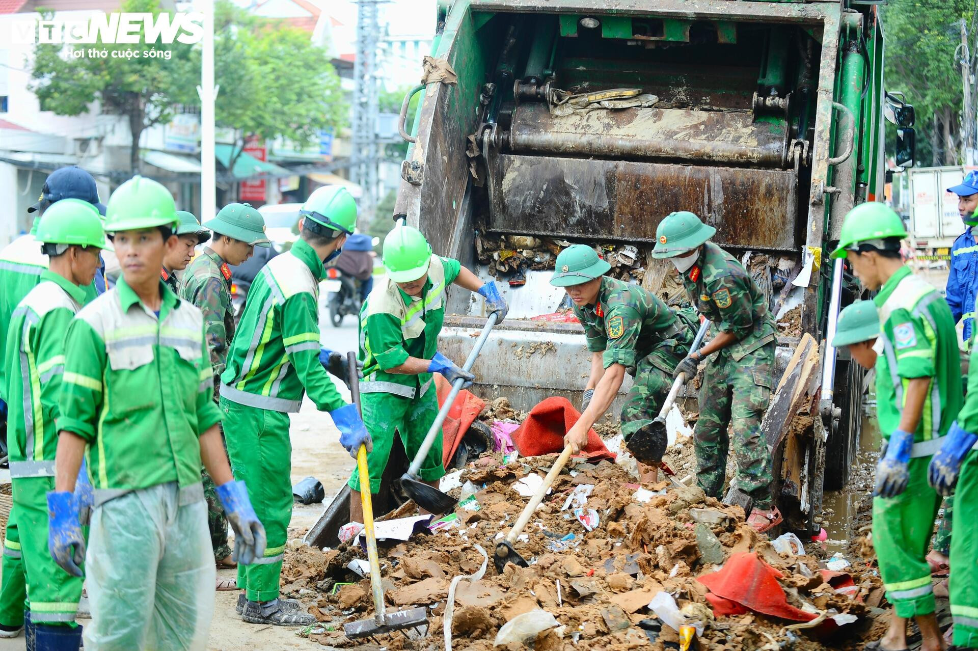 Người dân Nha Trang gượng dậy sau lũ lụt kinh hoàng - 1
