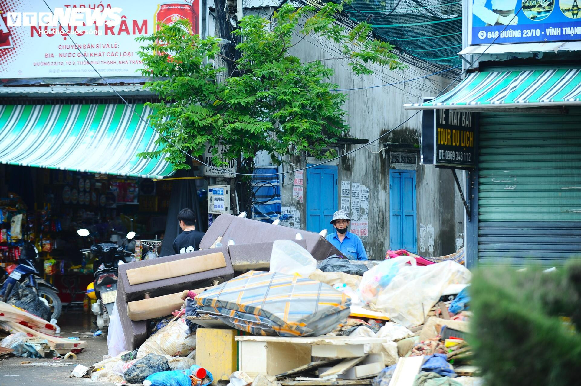 Người dân Nha Trang gượng dậy sau lũ lụt kinh hoàng - 11