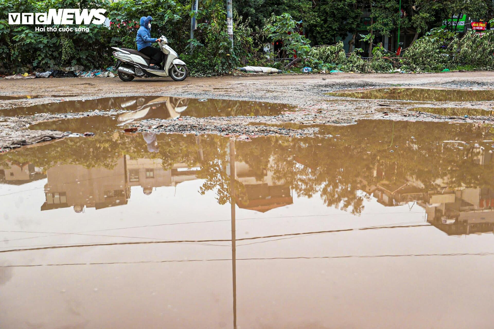 Kỳ dị 600m đường giữa Hà Nội nát tươm như ruộng, chằng chịt ổ voi, ổ gà - 12