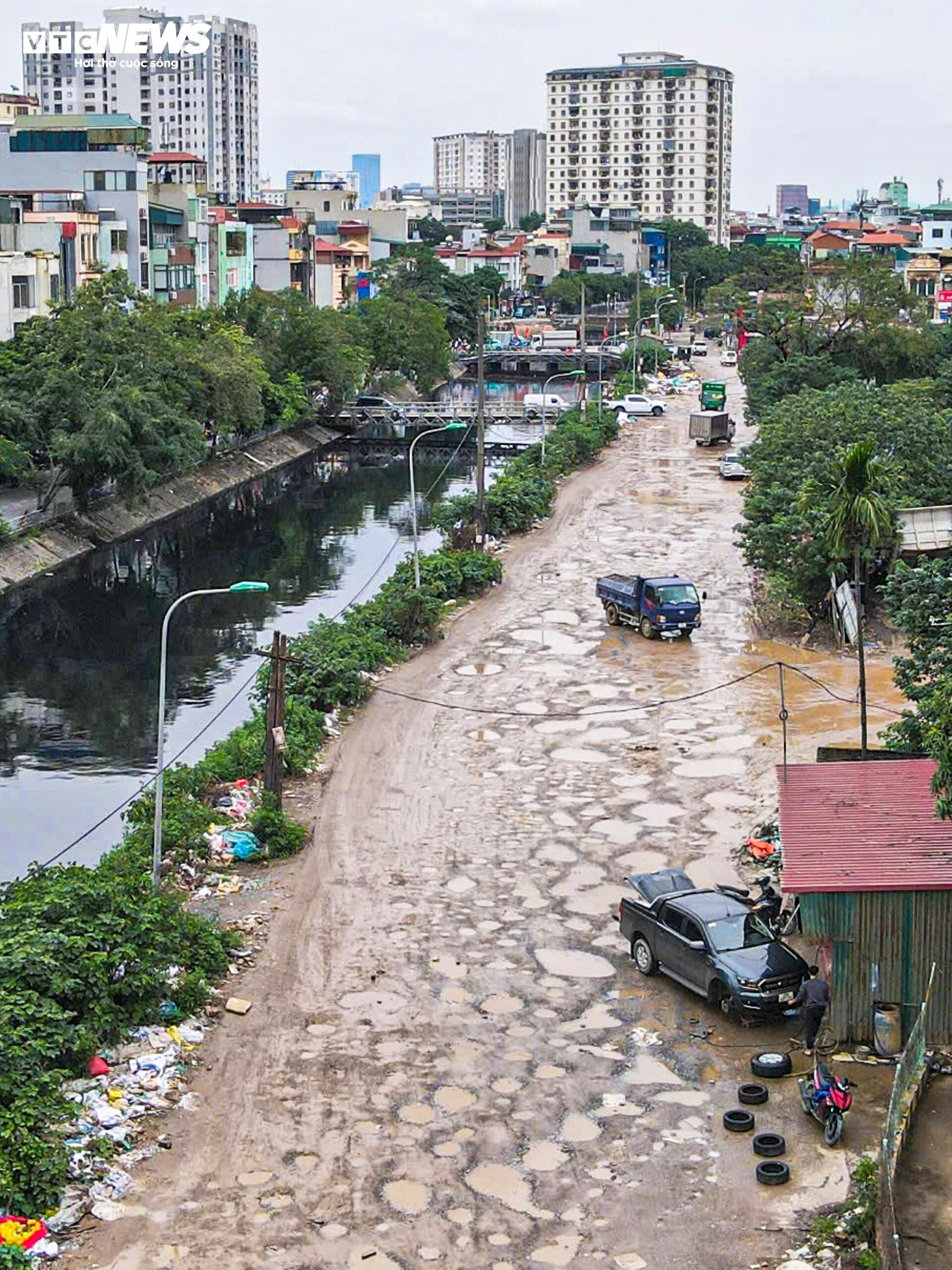 Kỳ dị 600m đường giữa Hà Nội nát tươm như ruộng, chằng chịt ổ voi, ổ gà - 2