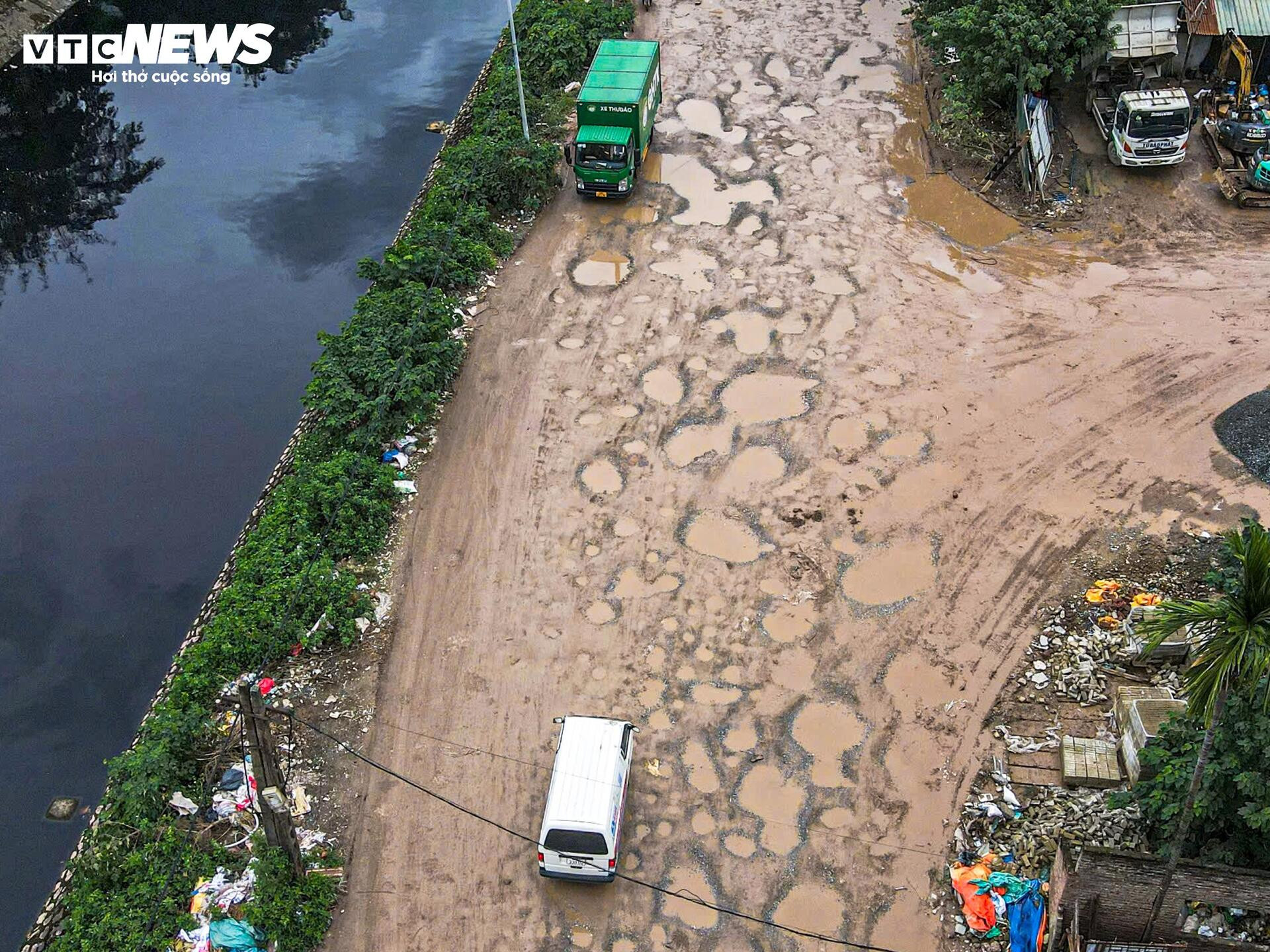 Kỳ dị 600m đường giữa Hà Nội nát tươm như ruộng, chằng chịt ổ voi, ổ gà - 3