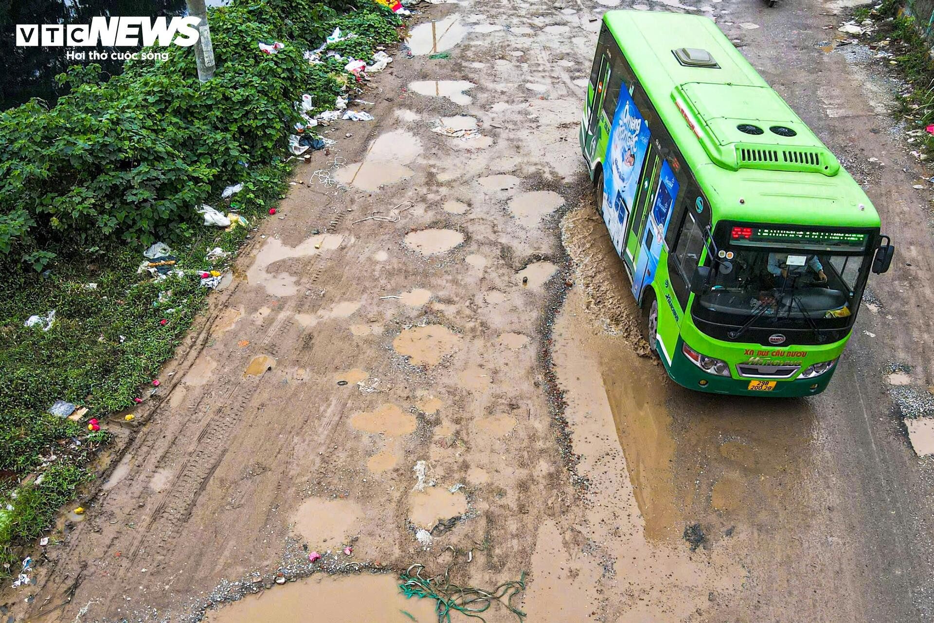 Kỳ dị 600m đường giữa Hà Nội nát tươm như ruộng, chằng chịt ổ voi, ổ gà - 4