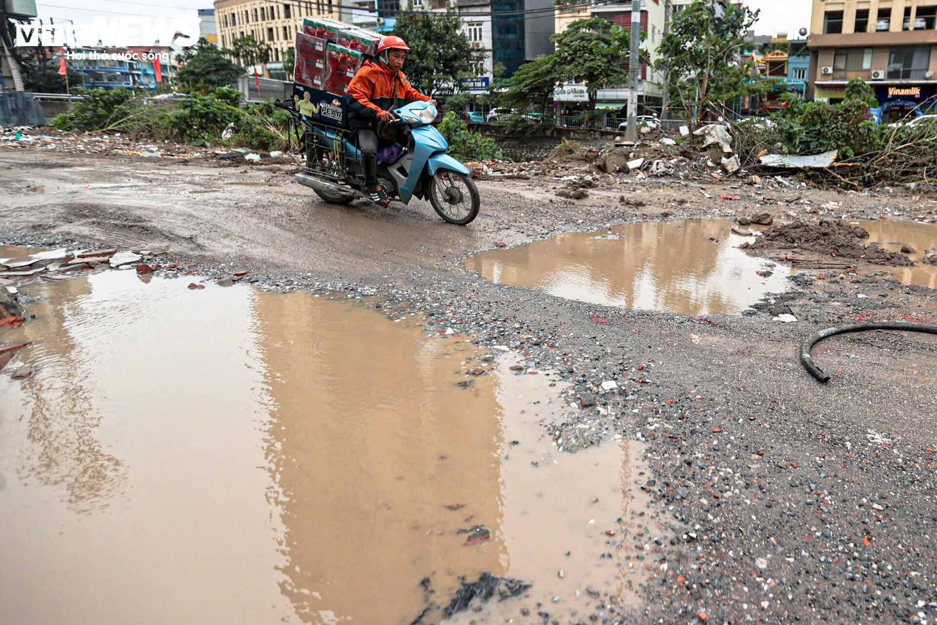 Kỳ dị 600m đường giữa Hà Nội nát tươm như ruộng, chằng chịt ổ voi, ổ gà - 5