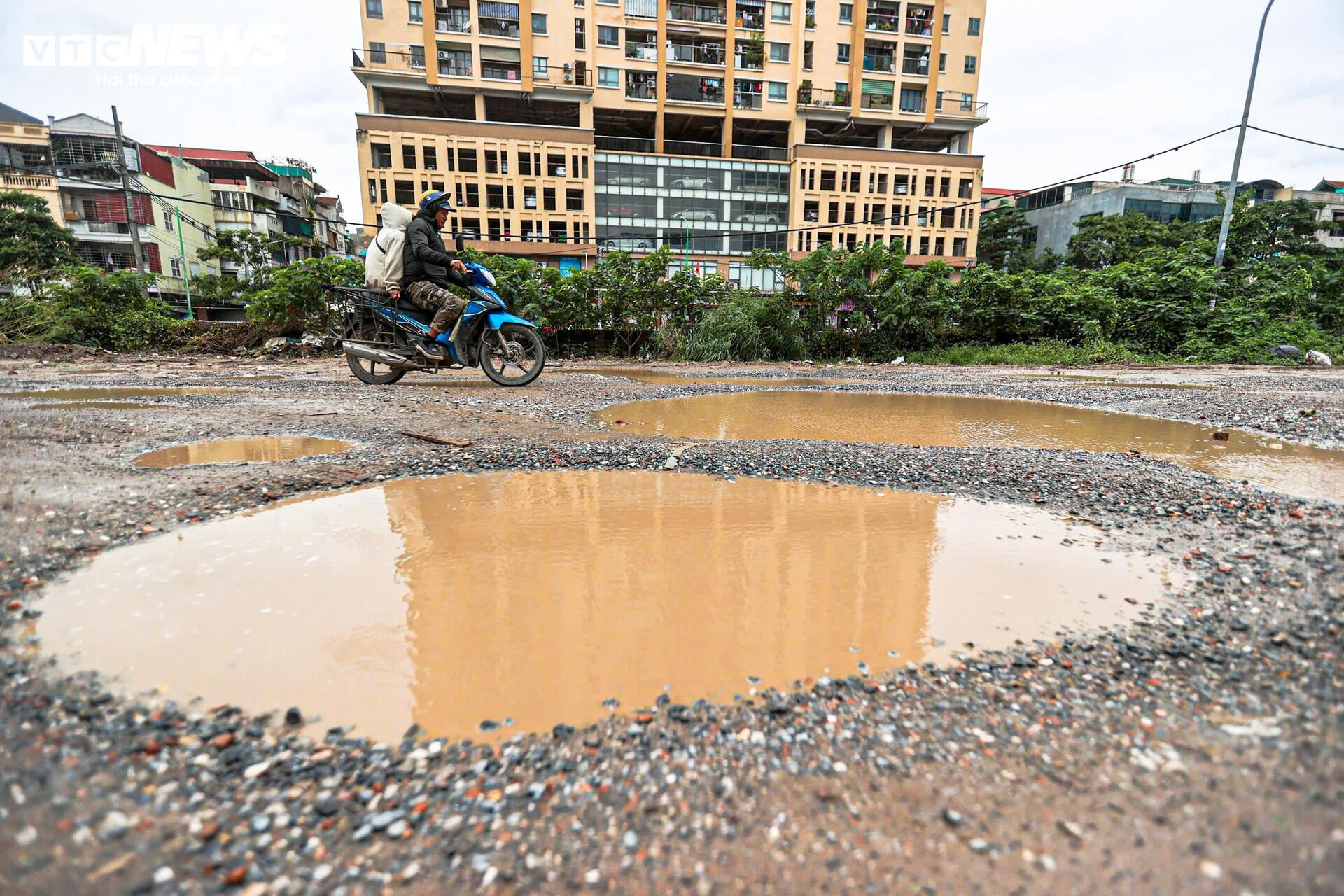 Kỳ dị 600m đường giữa Hà Nội nát tươm như ruộng, chằng chịt ổ voi, ổ gà - 6