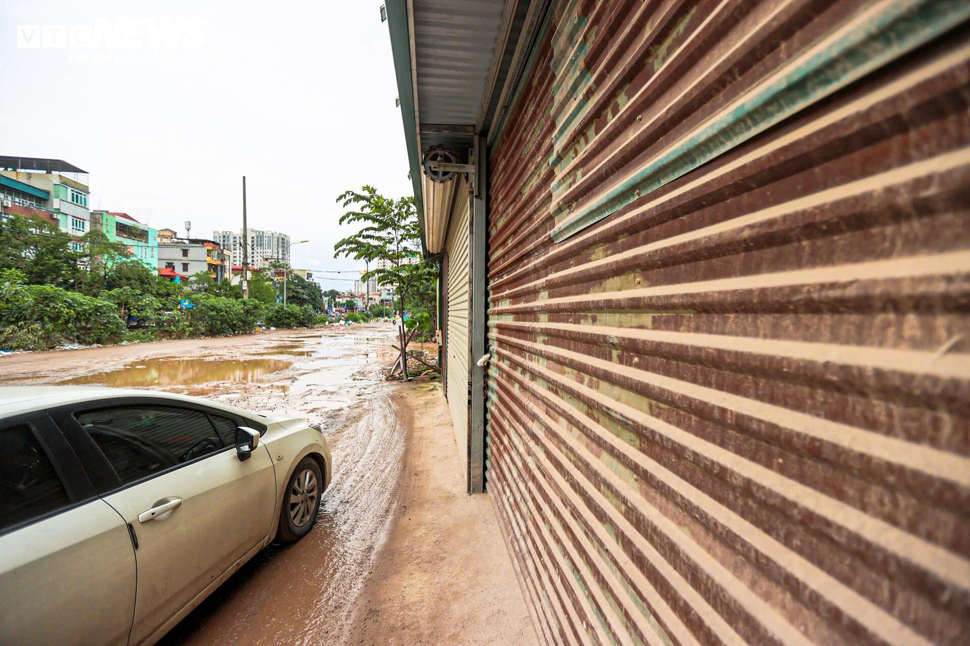 Kỳ dị 600m đường giữa Hà Nội nát tươm như ruộng, chằng chịt ổ voi, ổ gà - 8