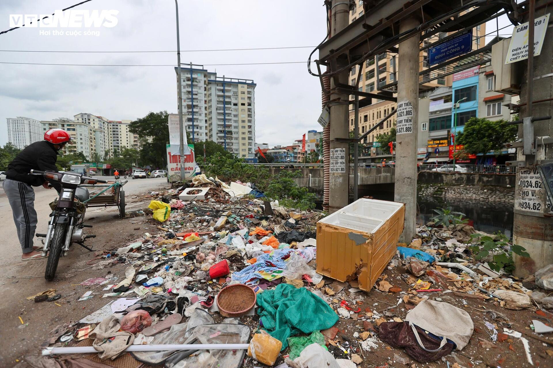 Kỳ dị 600m đường giữa Hà Nội nát tươm như ruộng, chằng chịt ổ voi, ổ gà - 9