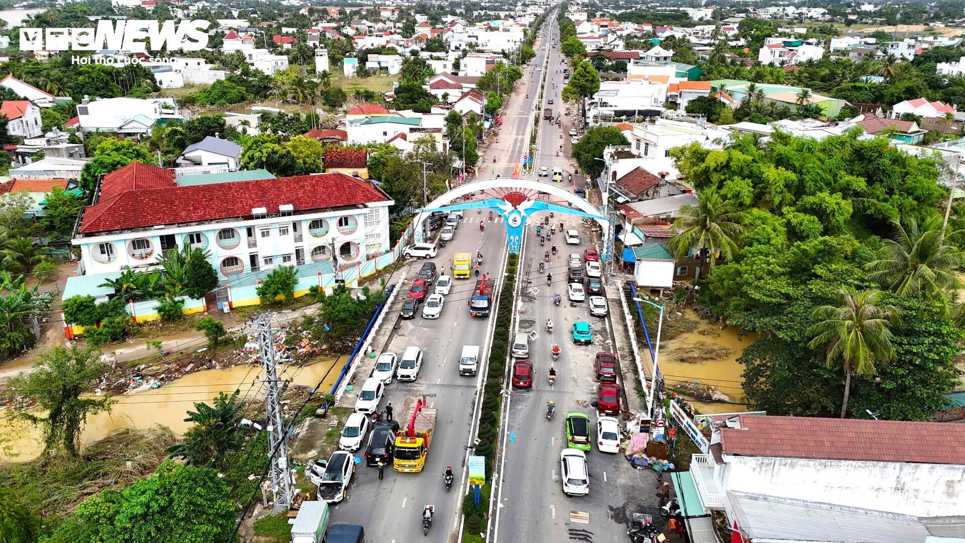 Người dân Nha Trang gượng dậy sau lũ lụt kinh hoàng - 7